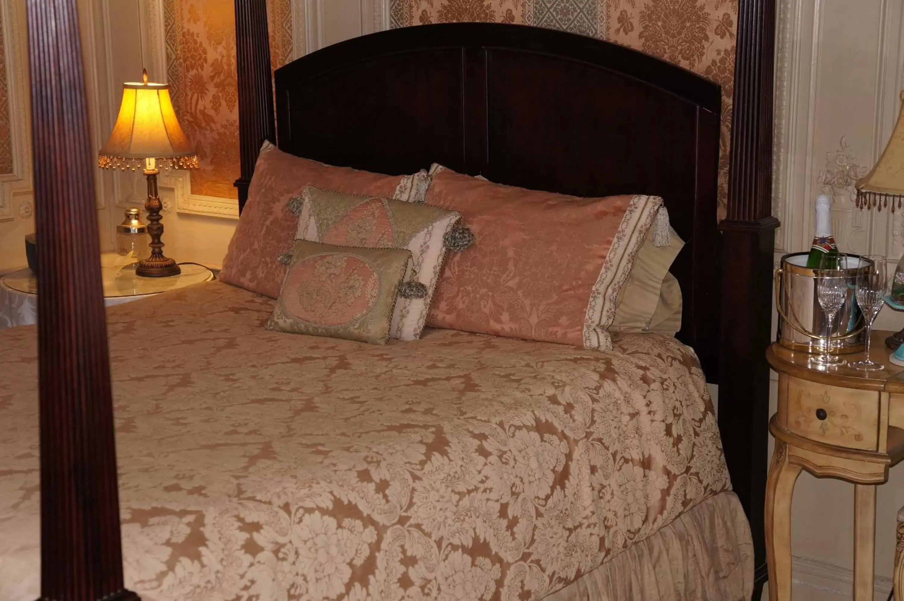 Bed in Silver Fountain Inn Bed in Silver Fountain Inn