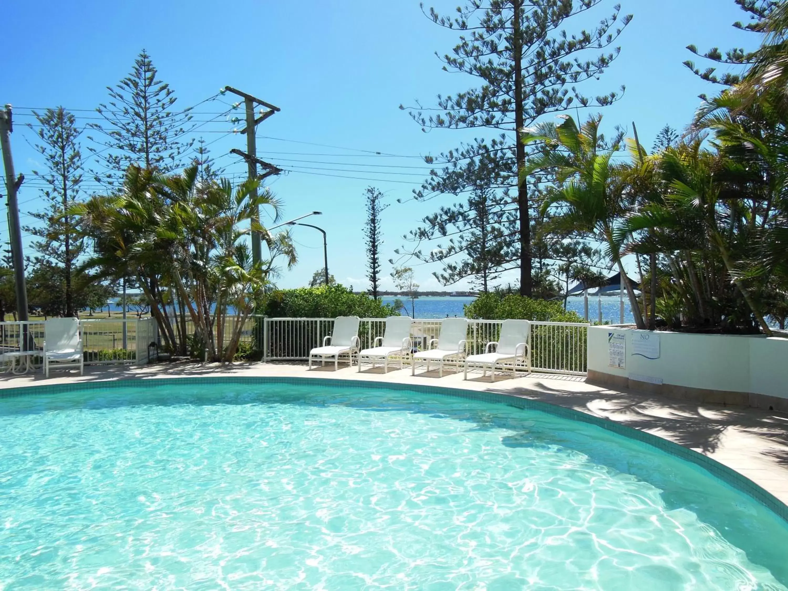 Facade/entrance, Swimming Pool in Crystal Bay On The Broadwater