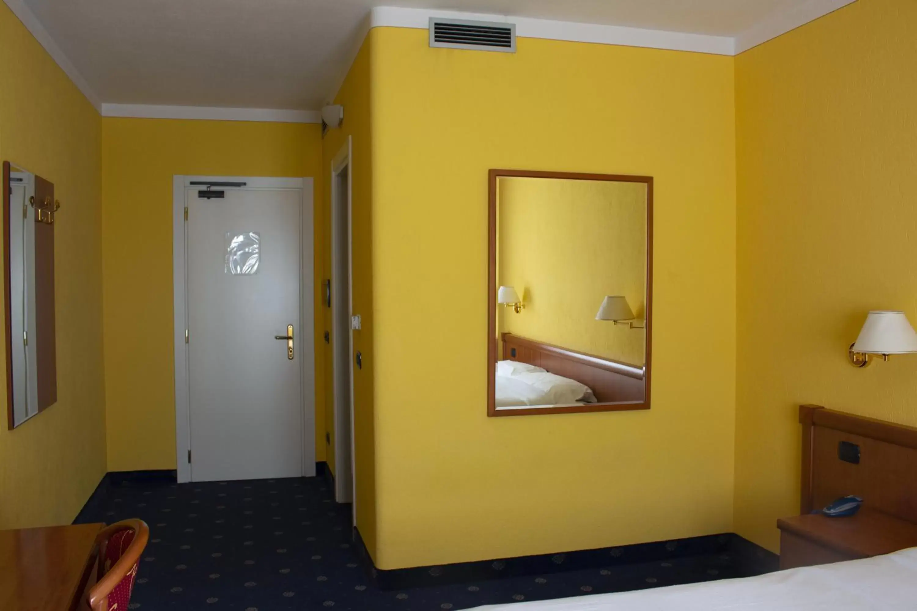 Bedroom, TV/Entertainment Center in Essenza Hotel