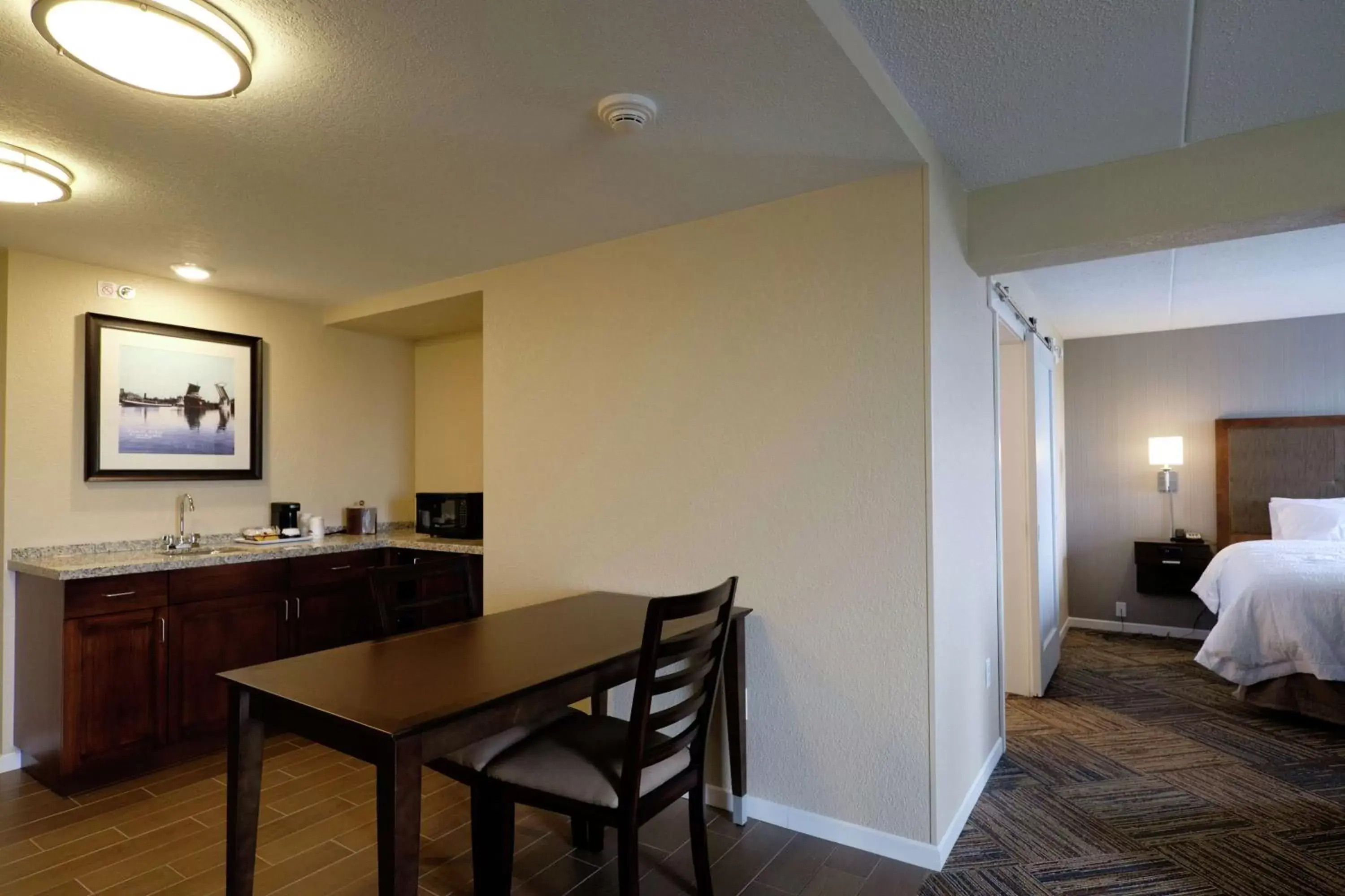 Kitchen or kitchenette, Dining Area in Hampton Inn Green Bay Downtown