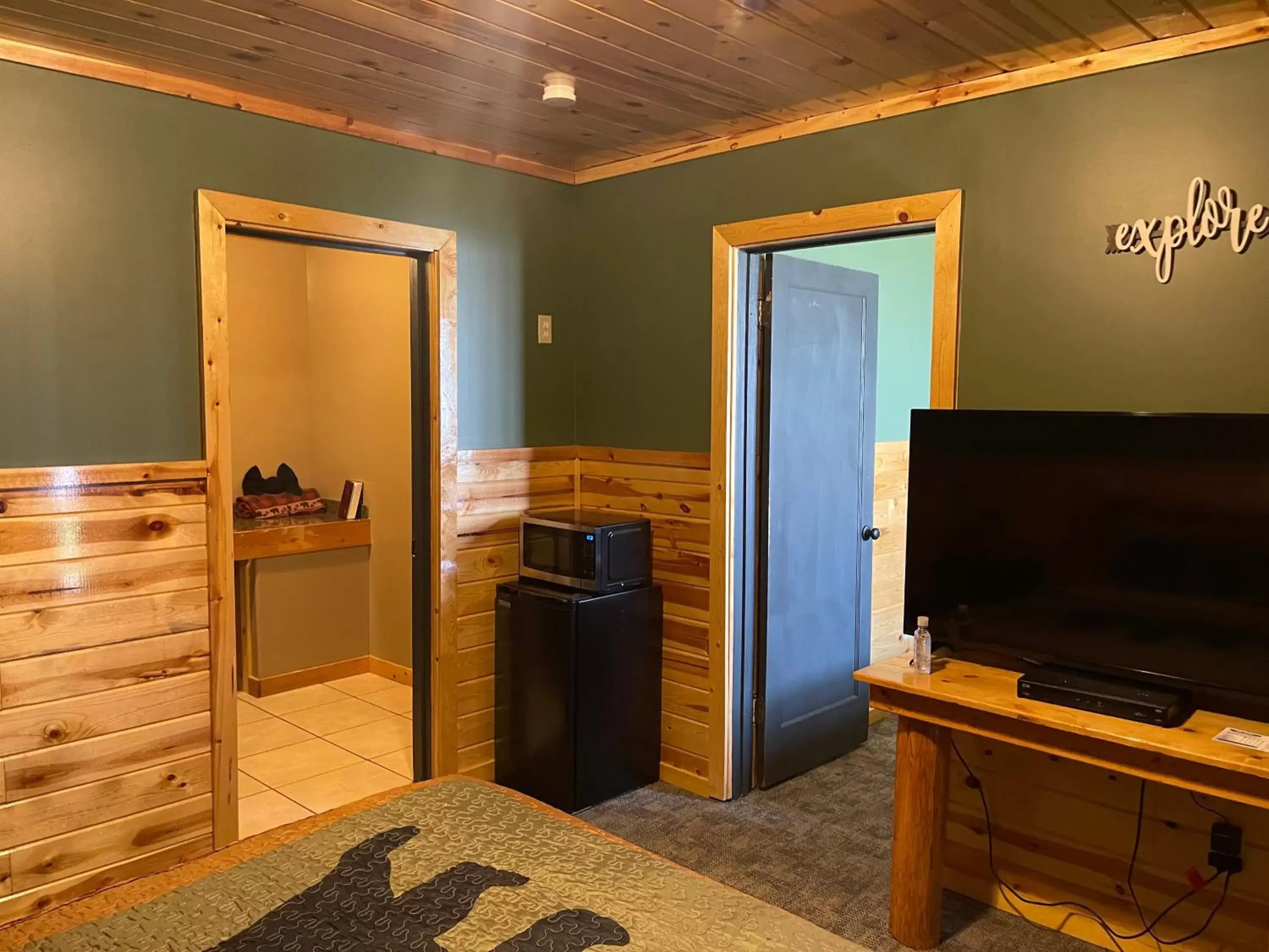 Bedroom, TV/Entertainment Center in The Fishing Bear Lodge