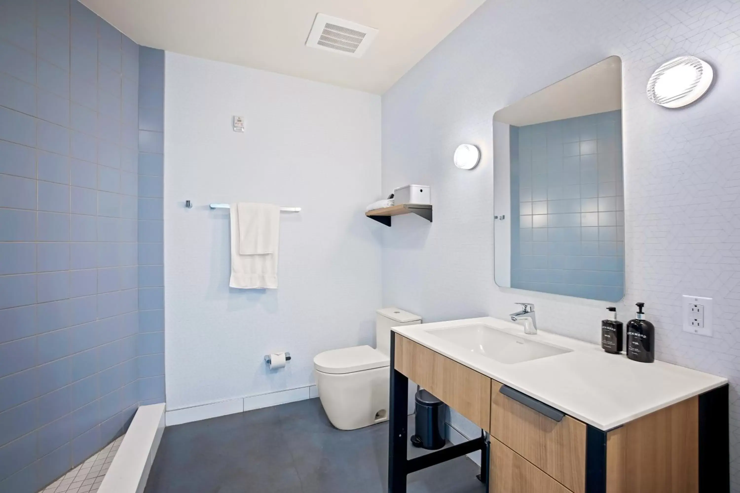 Bathroom in Placemakr Wedgewood-Houston
