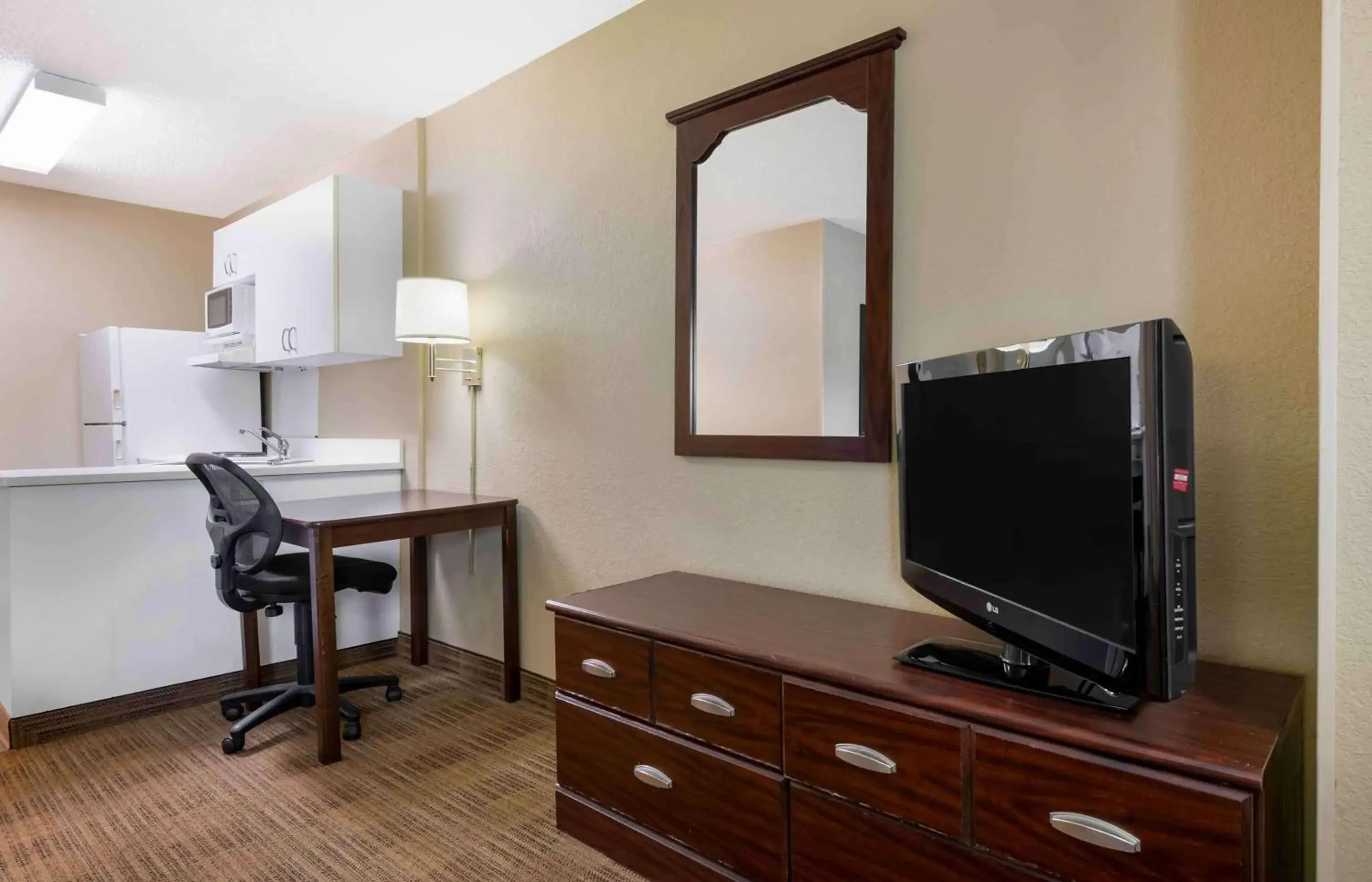 Bedroom, TV/Entertainment Center in Extended Stay America Suites - Gainesville - I-75