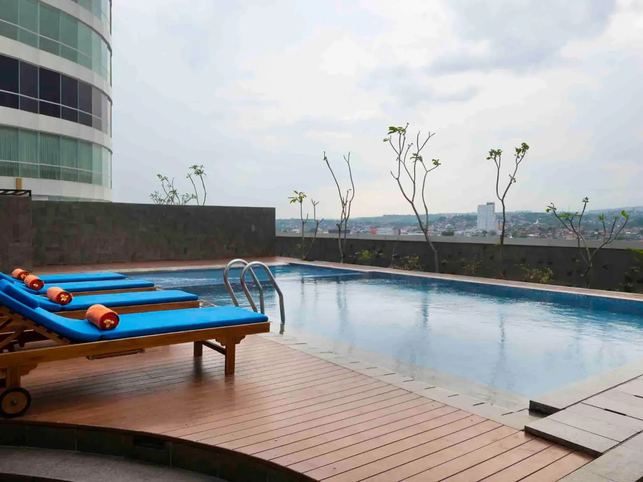 Swimming Pool in HARRIS Hotel Sentraland