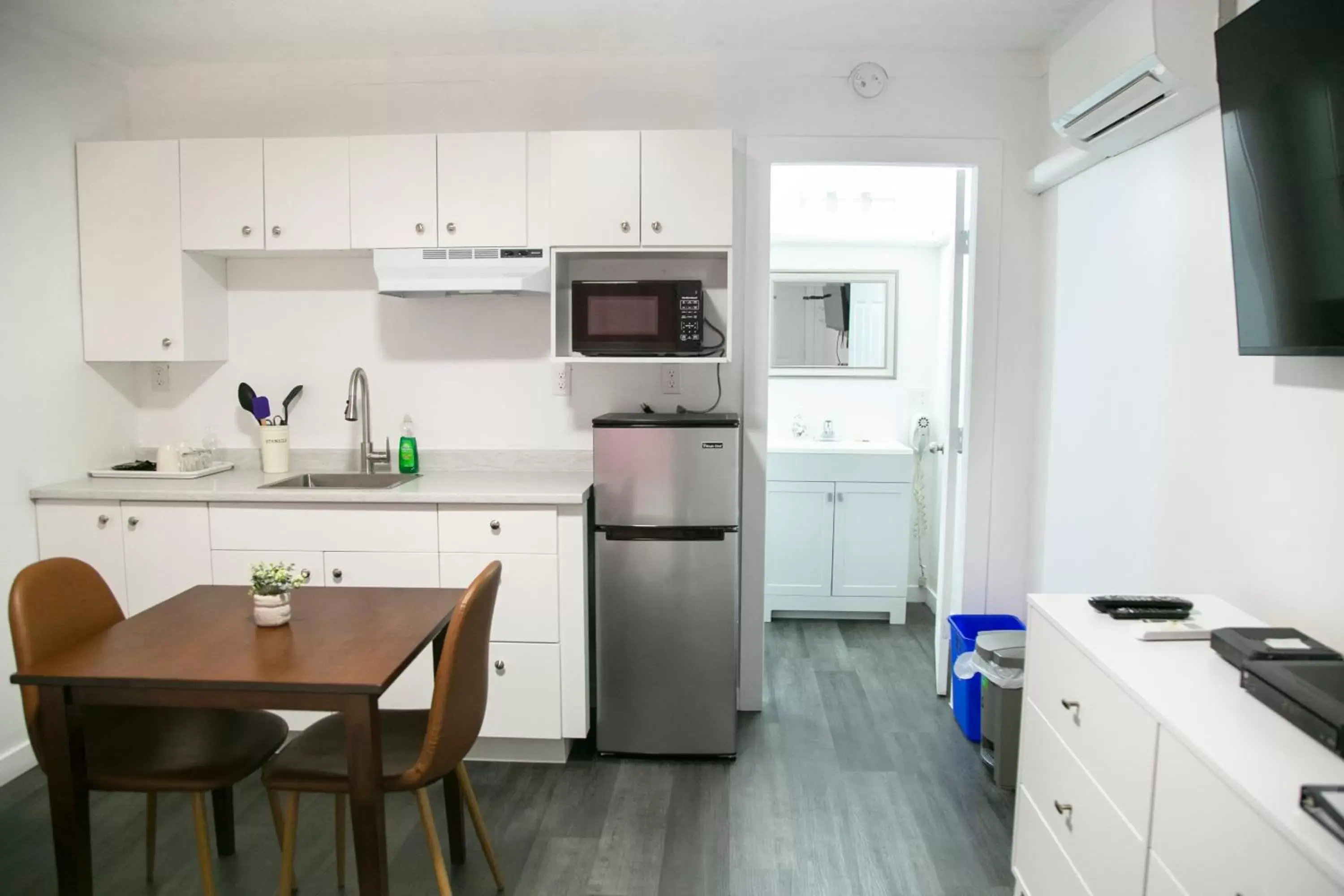 Kitchen/Kitchenette in Westview Centre Motel