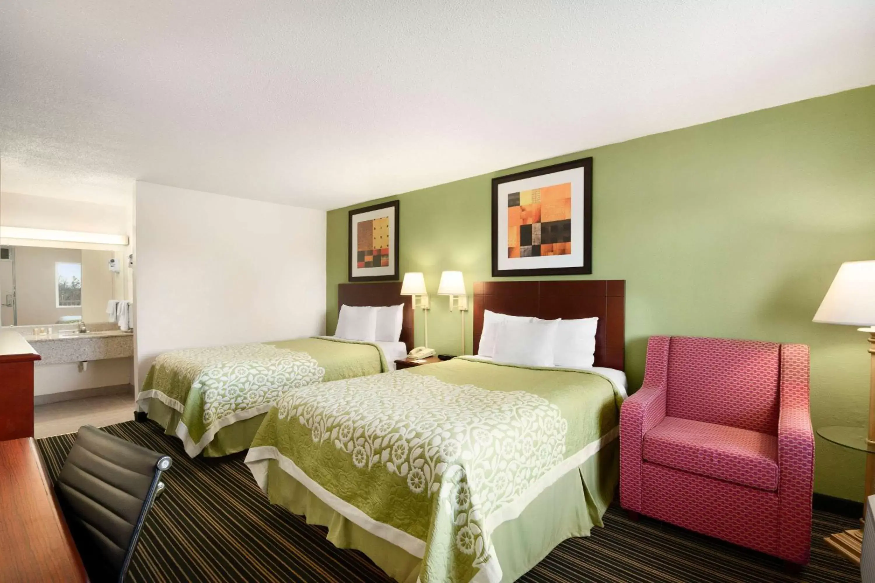 Photo of the whole room, Bed in Days Inn by Wyndham Shelby