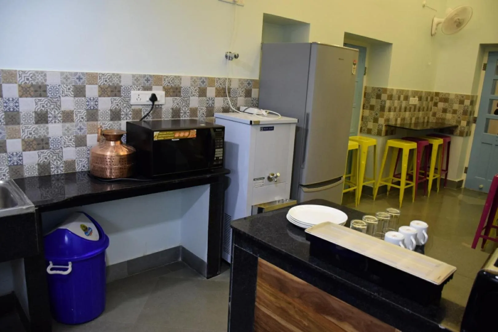 Communal kitchen in Jaipur Jantar Hostel