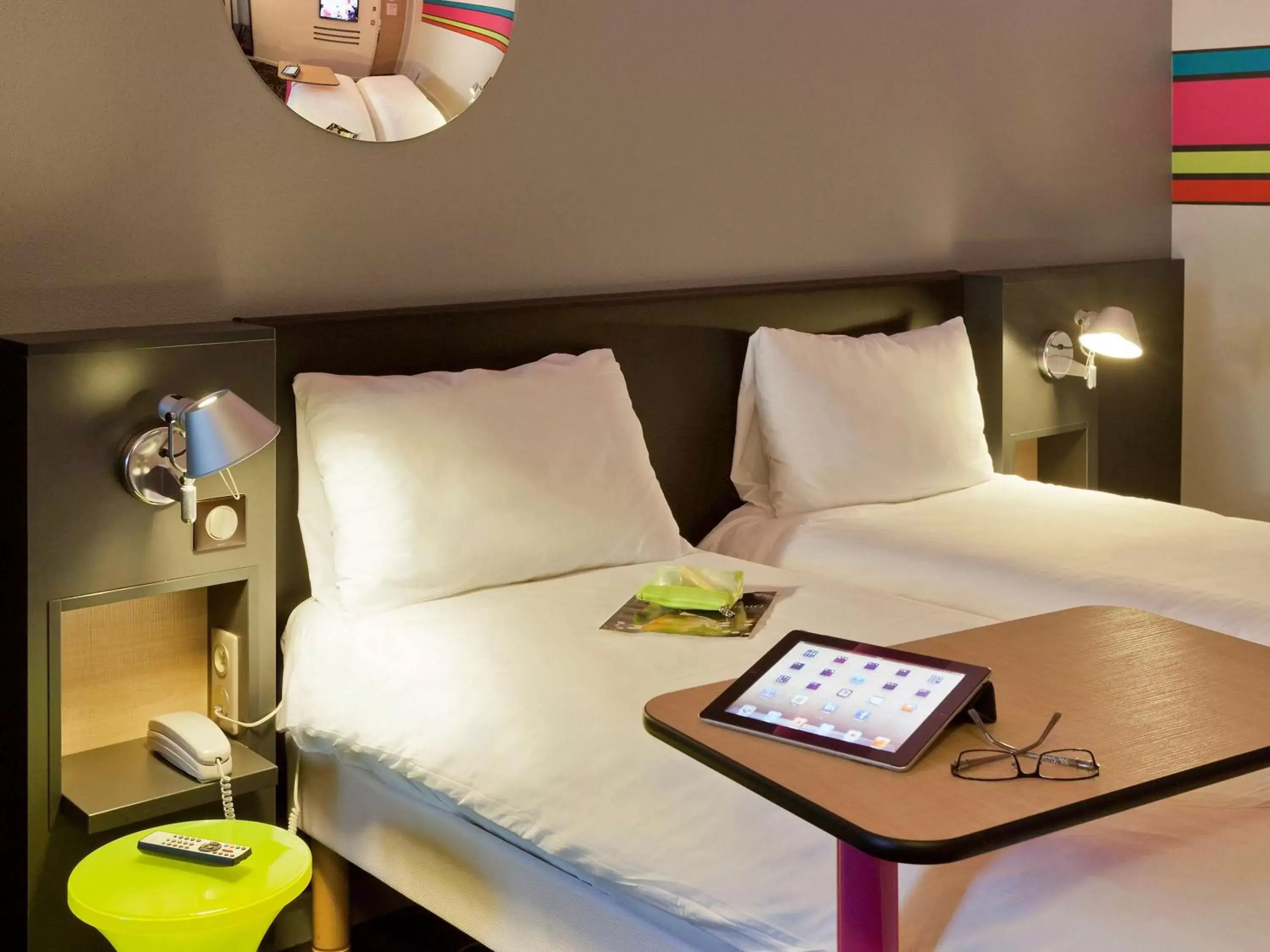 Photo of the whole room, Bed in ibis Styles Roanne Centre Gare