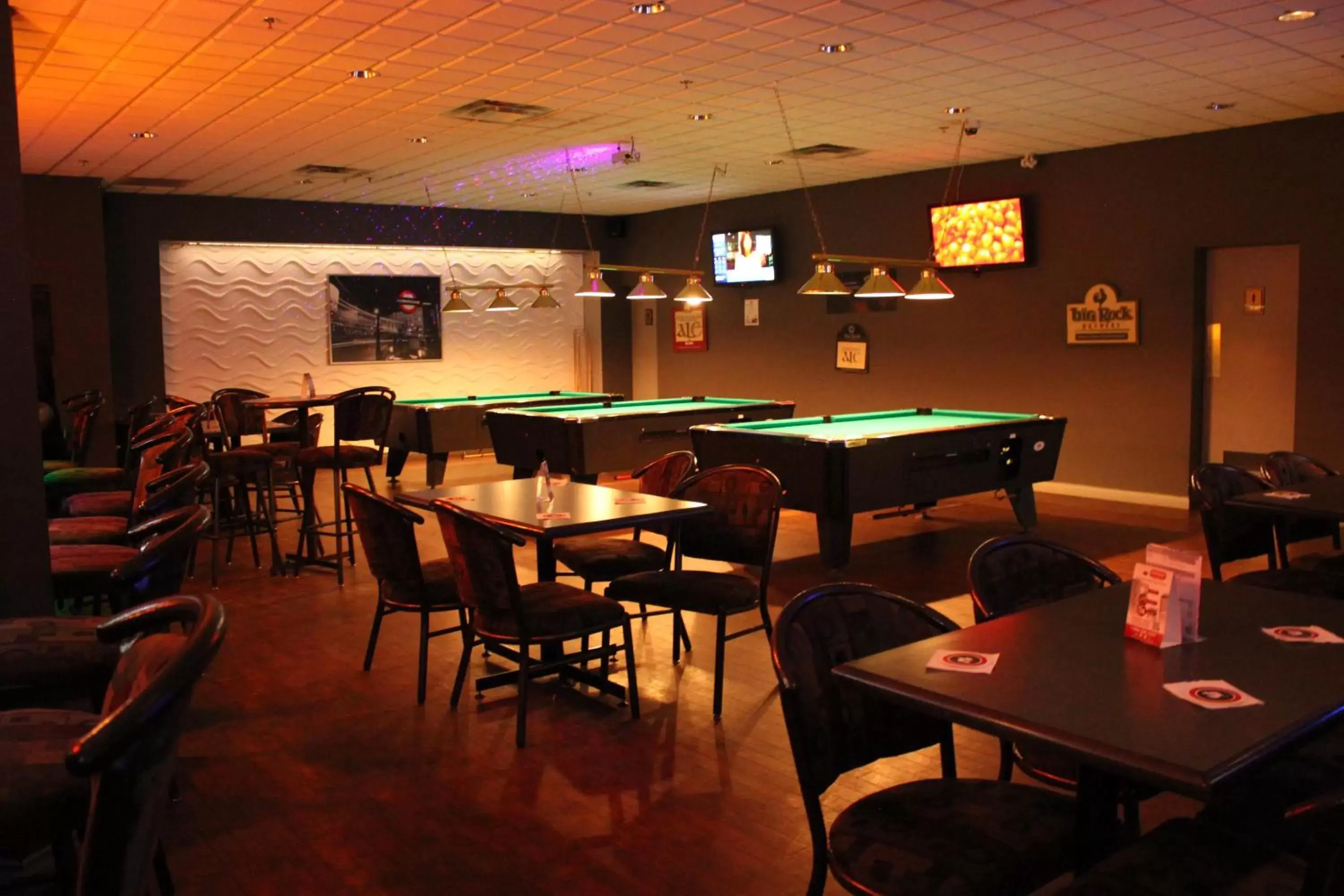 Lounge or bar, Billiards in Ramada by Wyndham Edmonton South