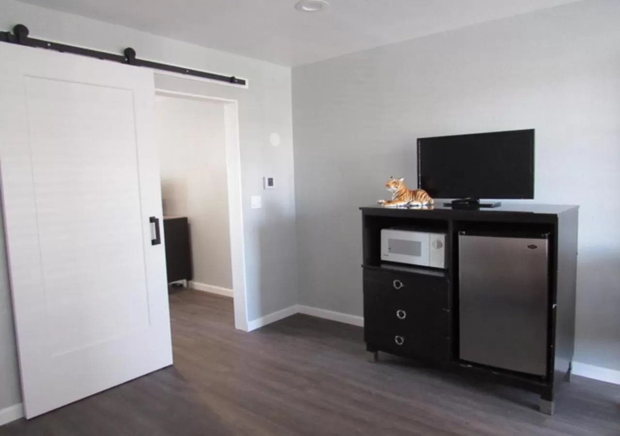 Communal lounge/ TV room in Capri Suites Anaheim