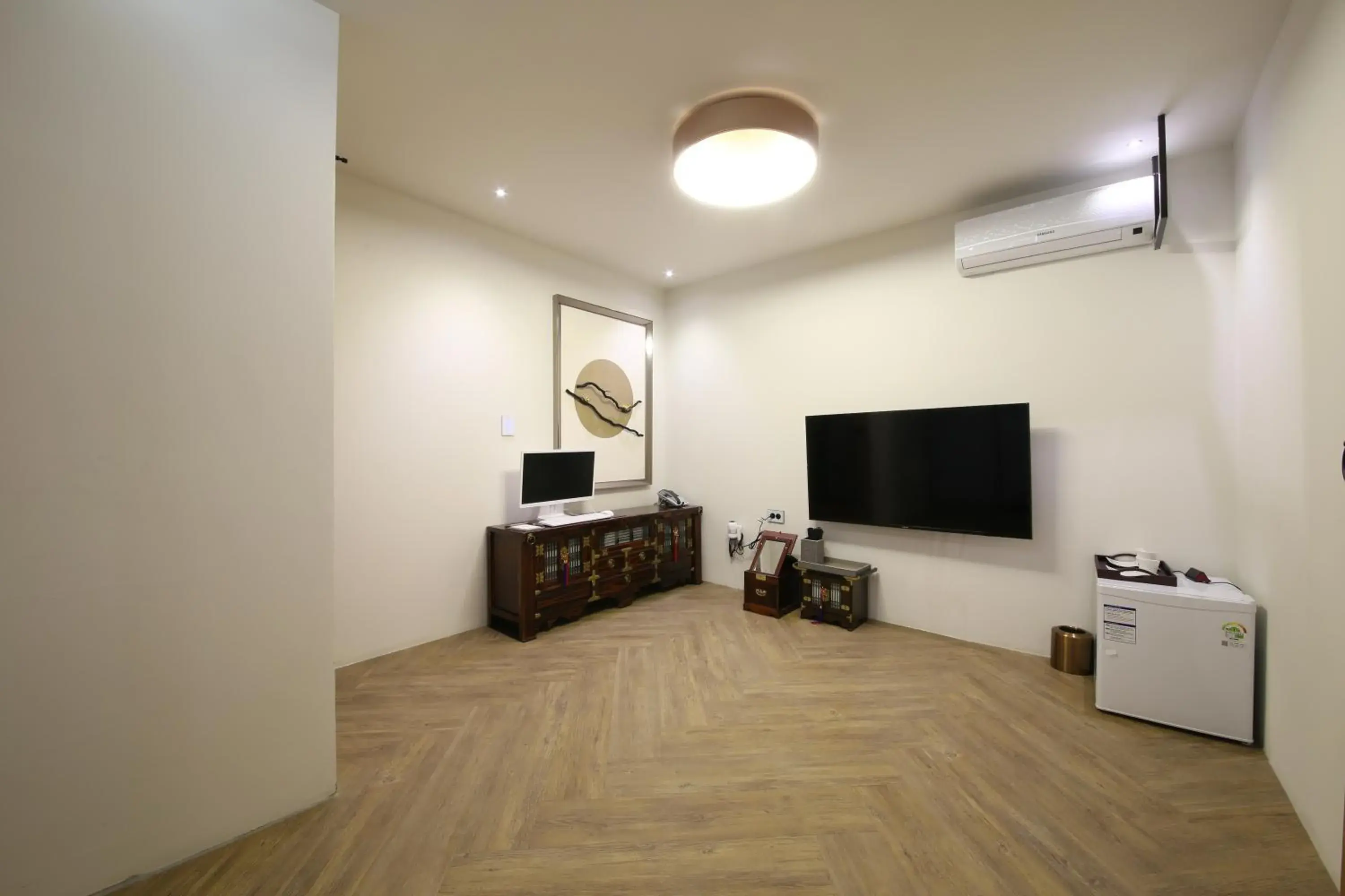 Bedroom, Seating Area in Avenue Hotel