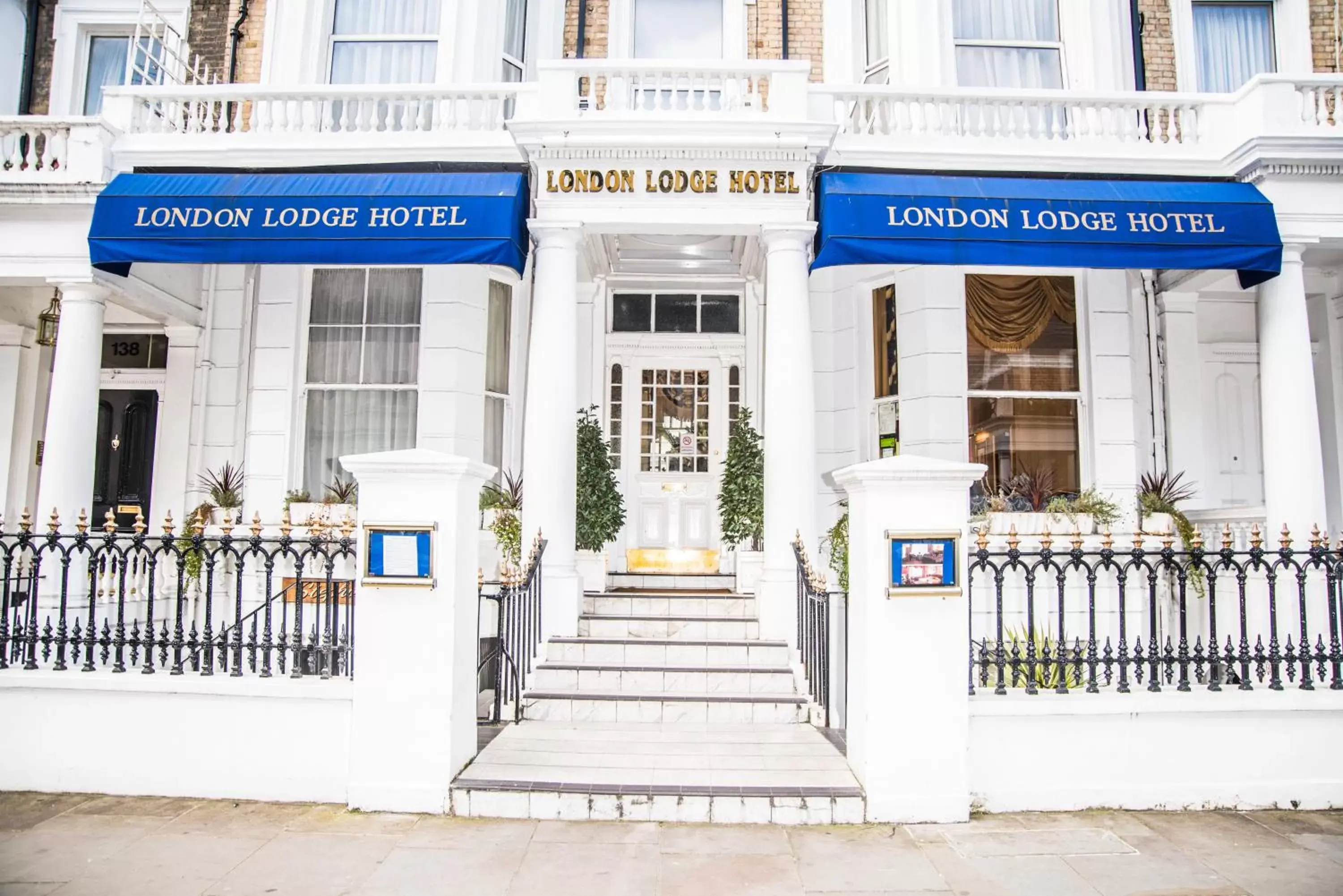 Facade/entrance in London Lodge Hotel