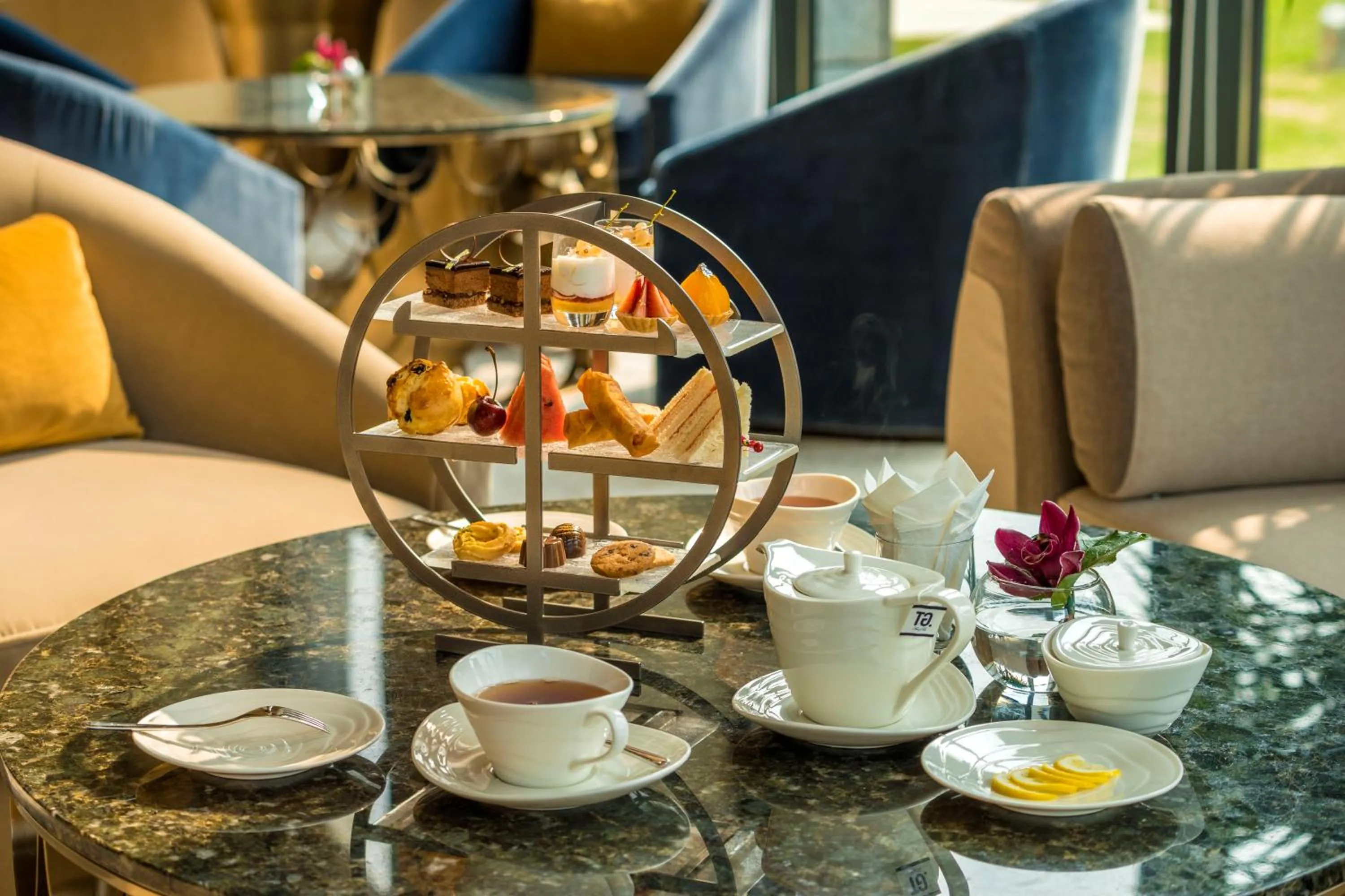 Lounge or bar in HUALUXE Yangjiang City Center