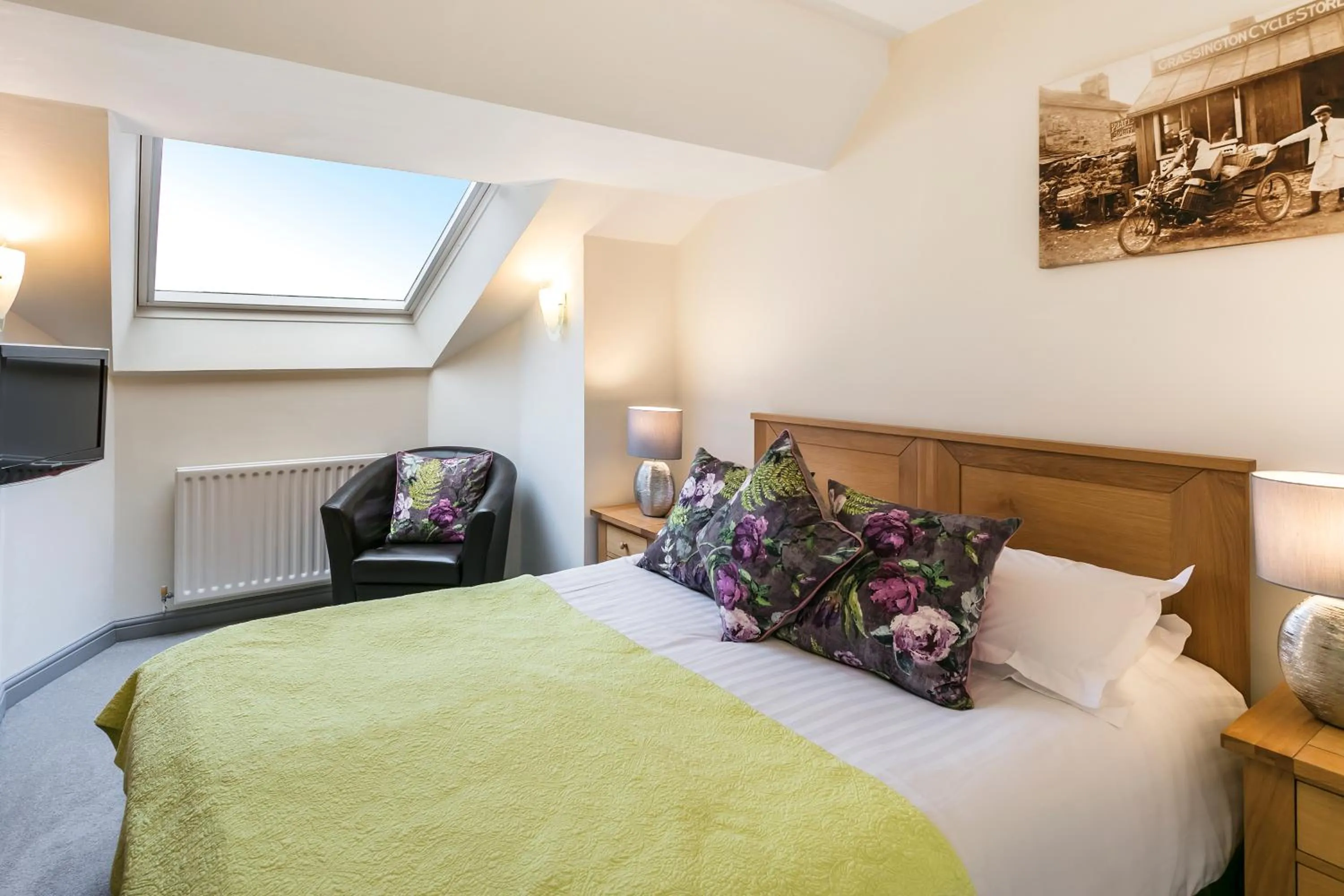 Seating area, Bed in The Gamekeeper's Inn