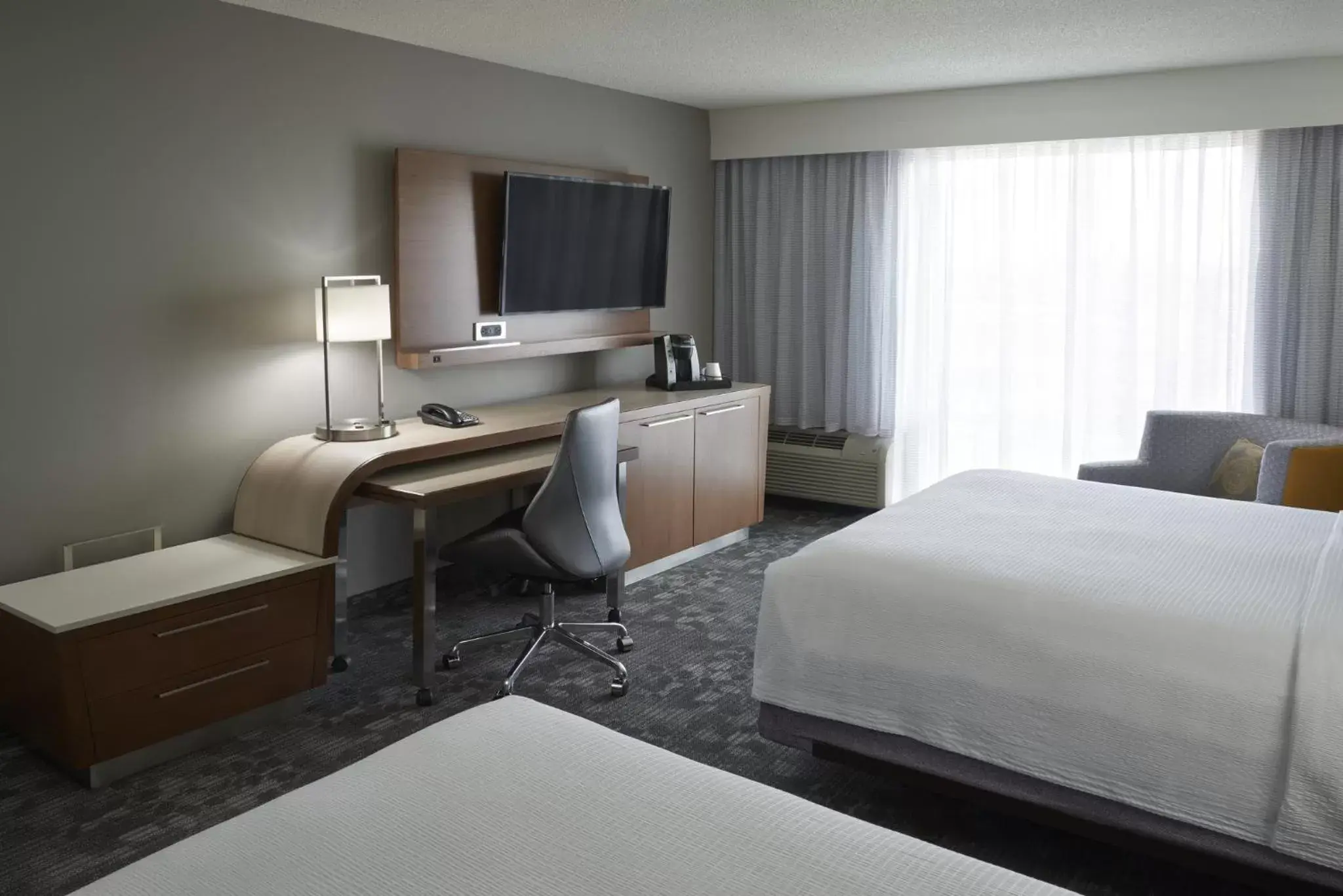 Photo of the whole room, Bed in Courtyard by Marriott Toronto Airport