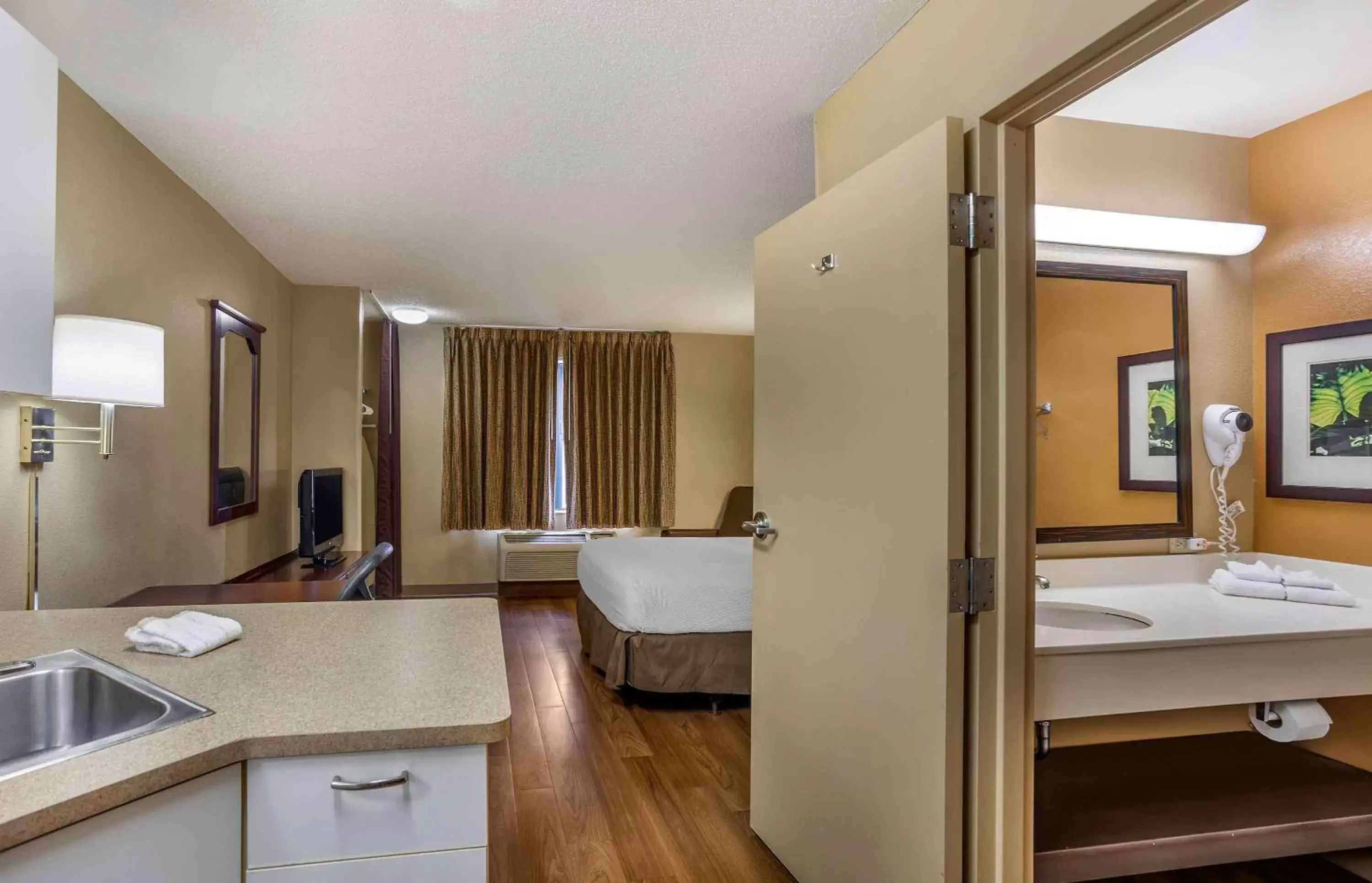 Bedroom, Bathroom in Extended Stay America Suites - Philadelphia - Horsham - Welsh Rd