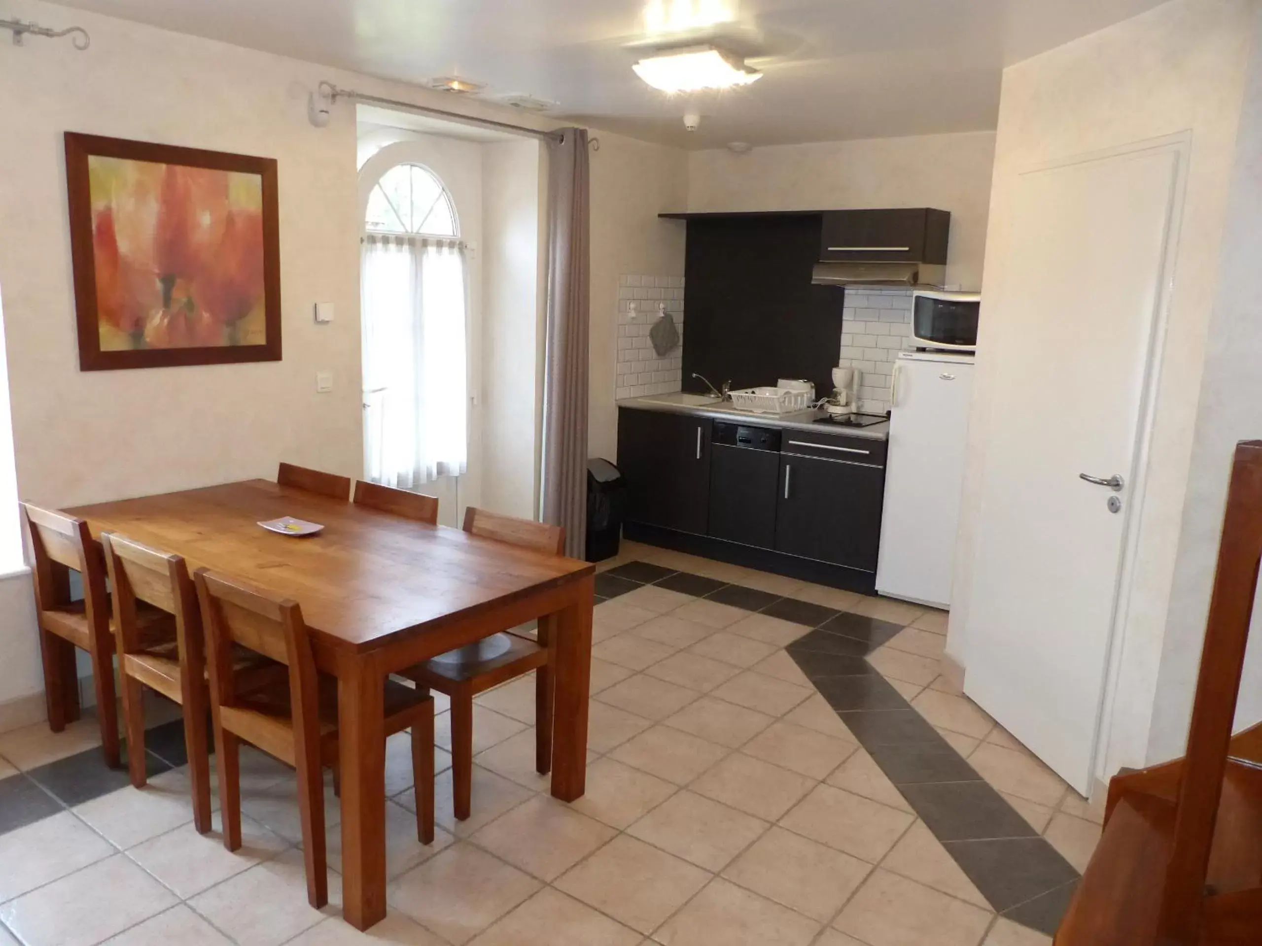 Living room, Kitchen/Kitchenette in B&B Domaine de La Corbe