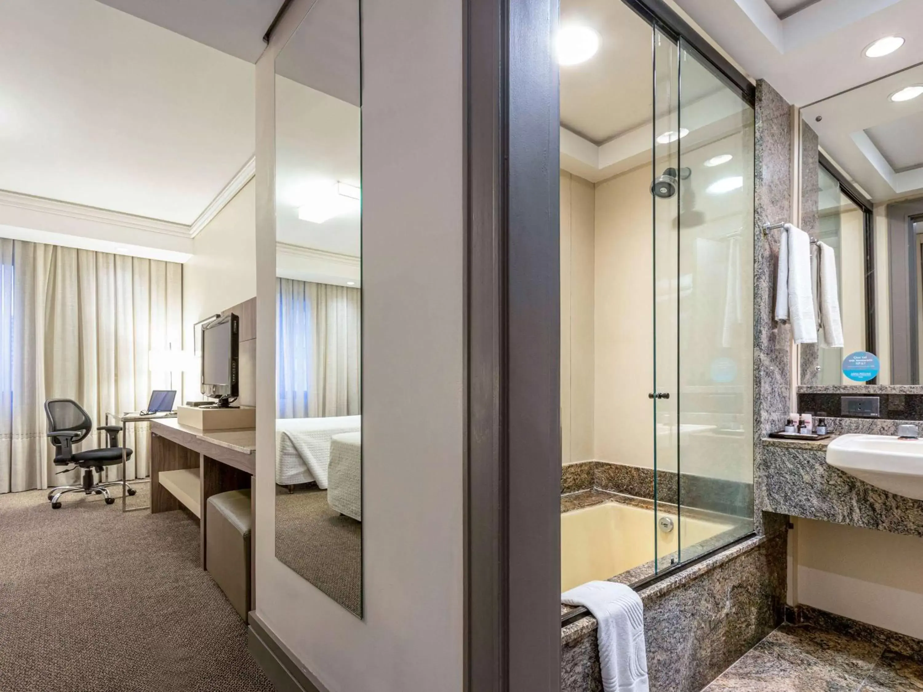 Photo of the whole room, Bathroom in Grand Mercure Curitiba Rayon
