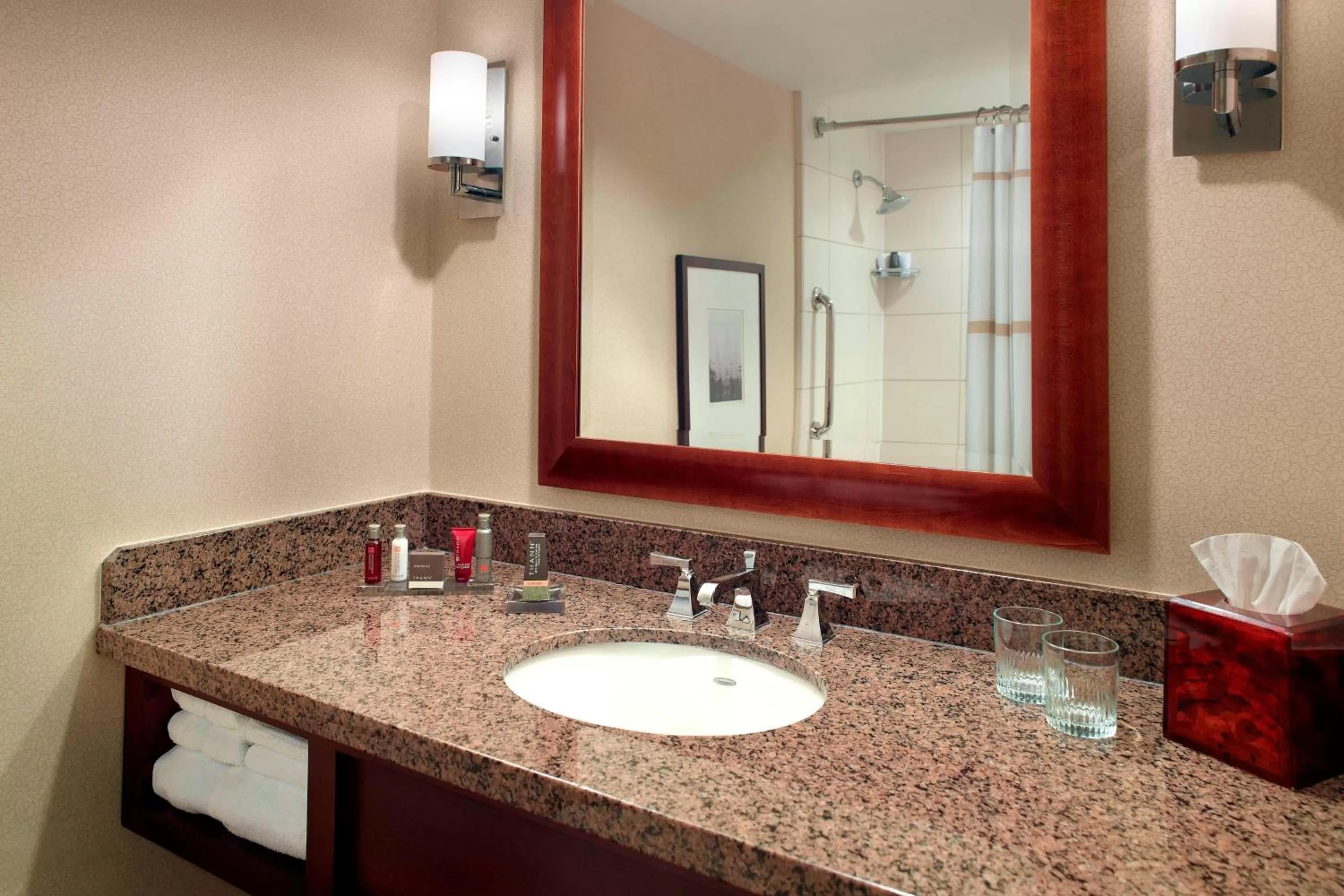 Bathroom in New Orleans Marriott Metairie At Lakeway
