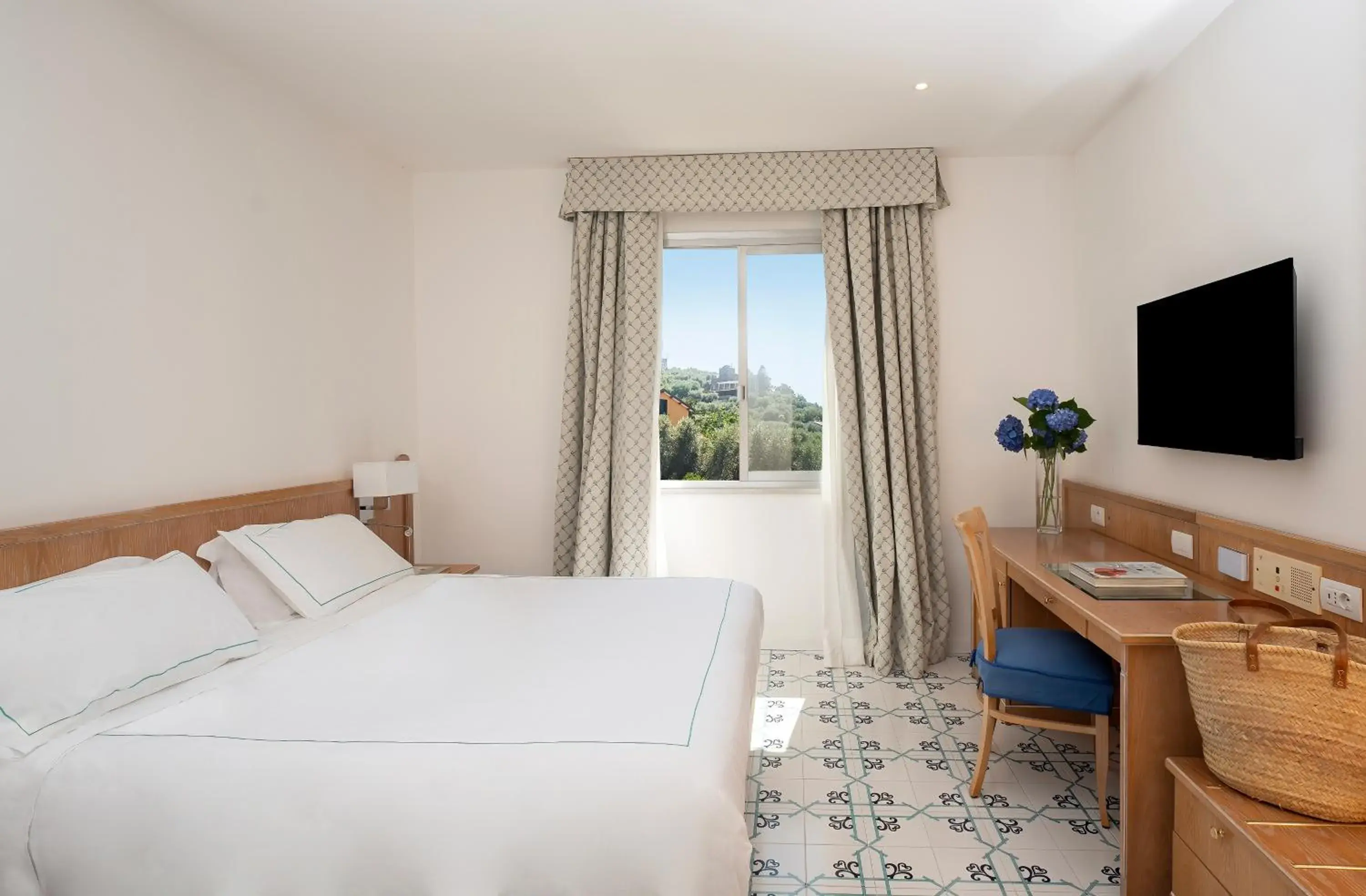 Bedroom, Bed in Hotel Grand Vesuvio