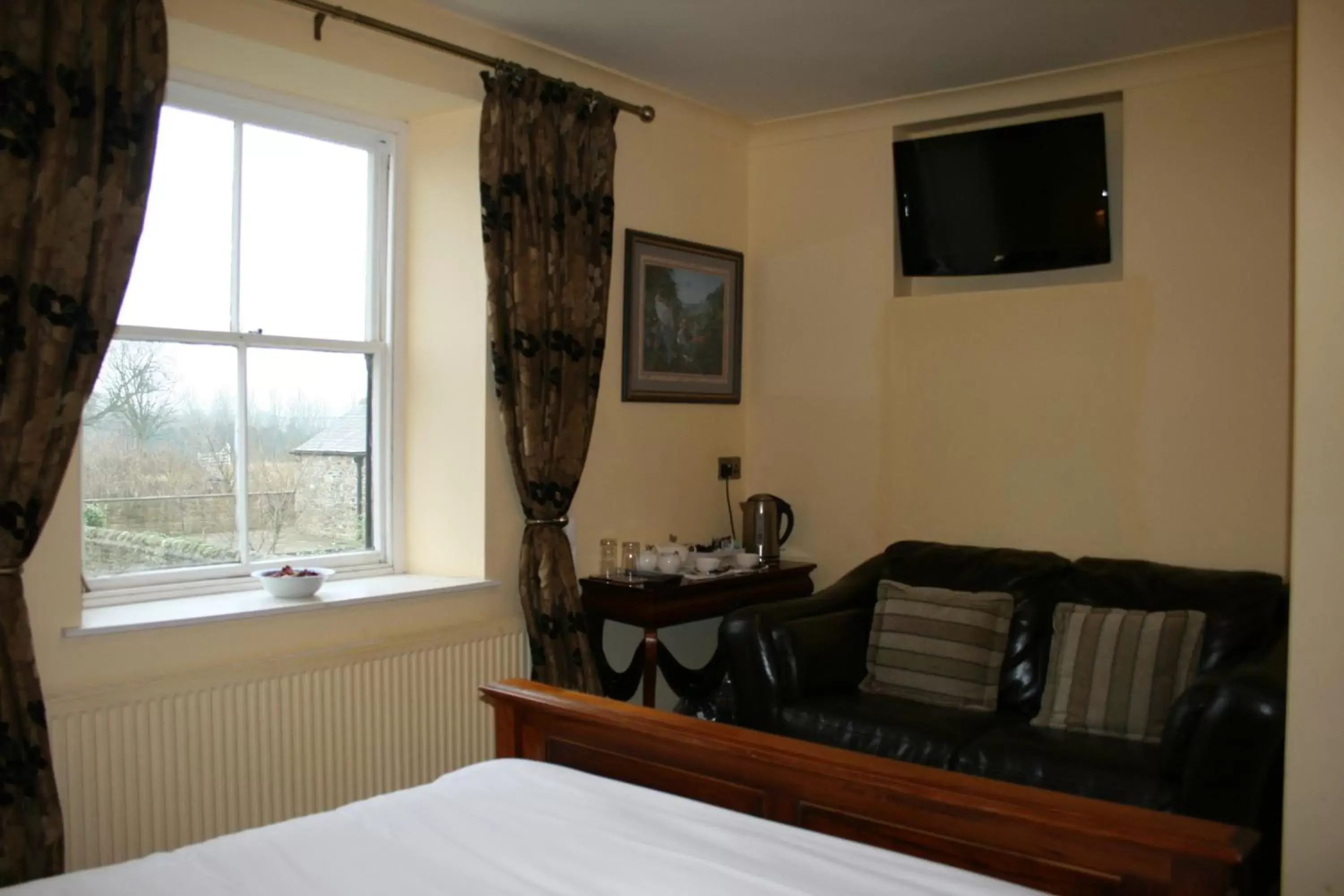 Bedroom, TV/Entertainment Center in The Wyvill Arms