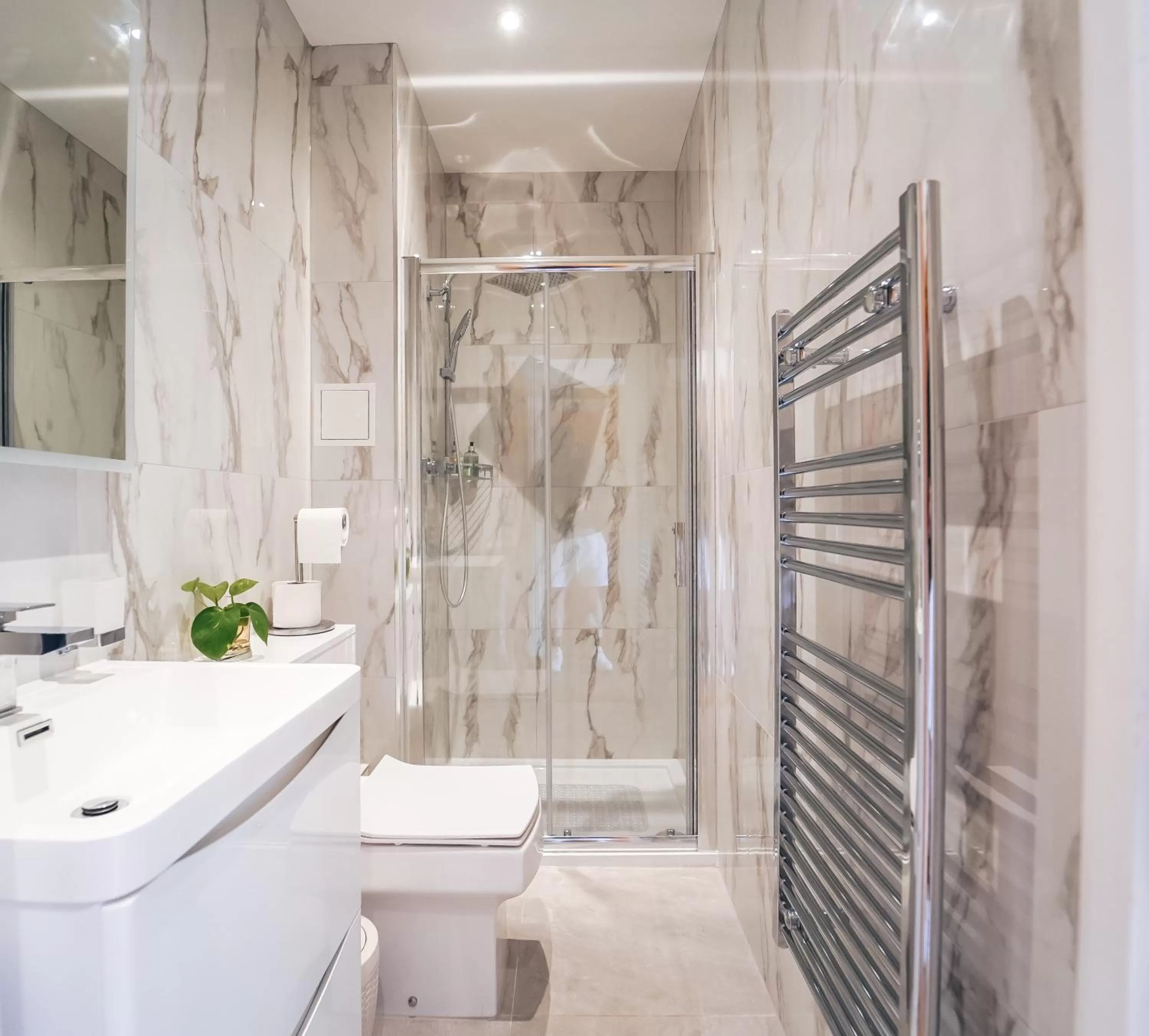 Shower, Bathroom in The Avonmore Olympia