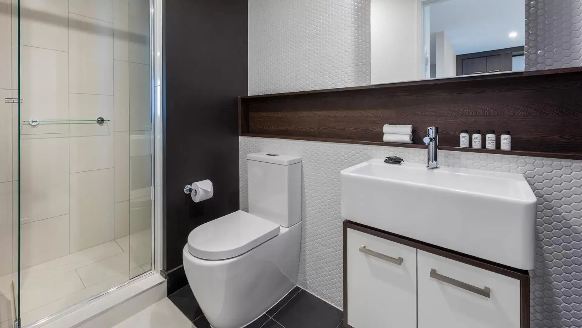 Shower, Bathroom in Oaks Melbourne Southbank Suites