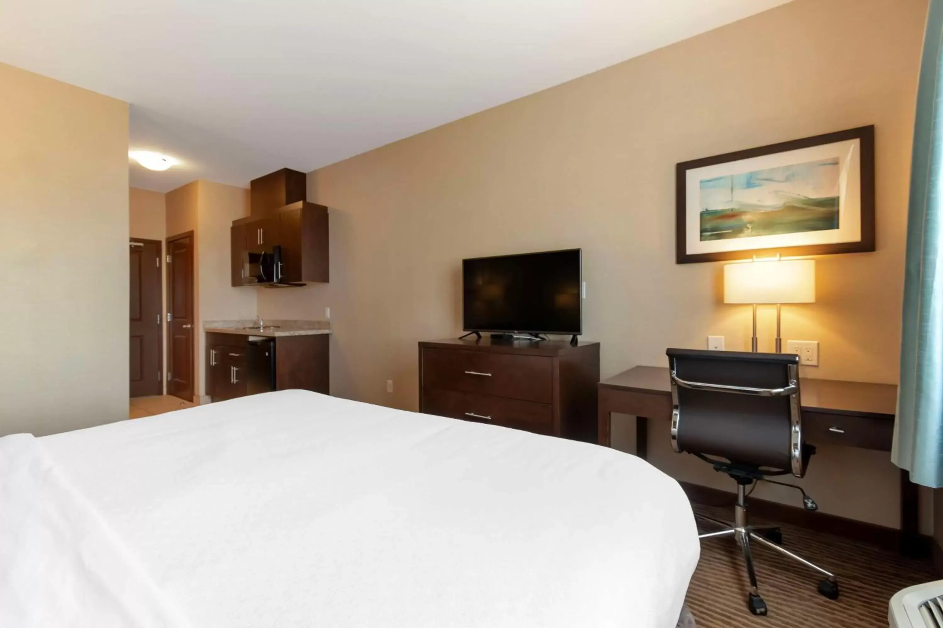 Bedroom, TV/Entertainment Center in Best Western Plus Moosomin Hotel