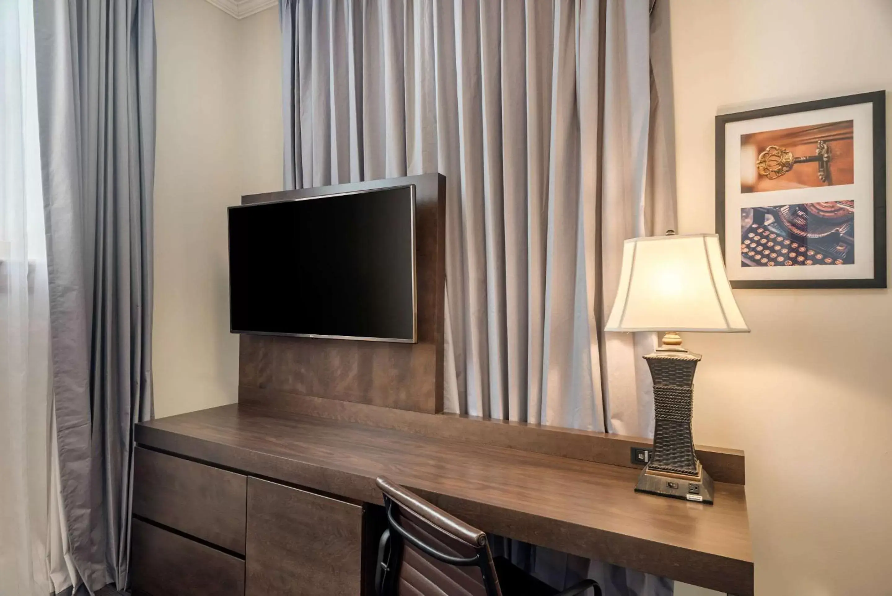 Photo of the whole room, TV/Entertainment Center in The Courthouse Hotel, Ascend Hotel Collection