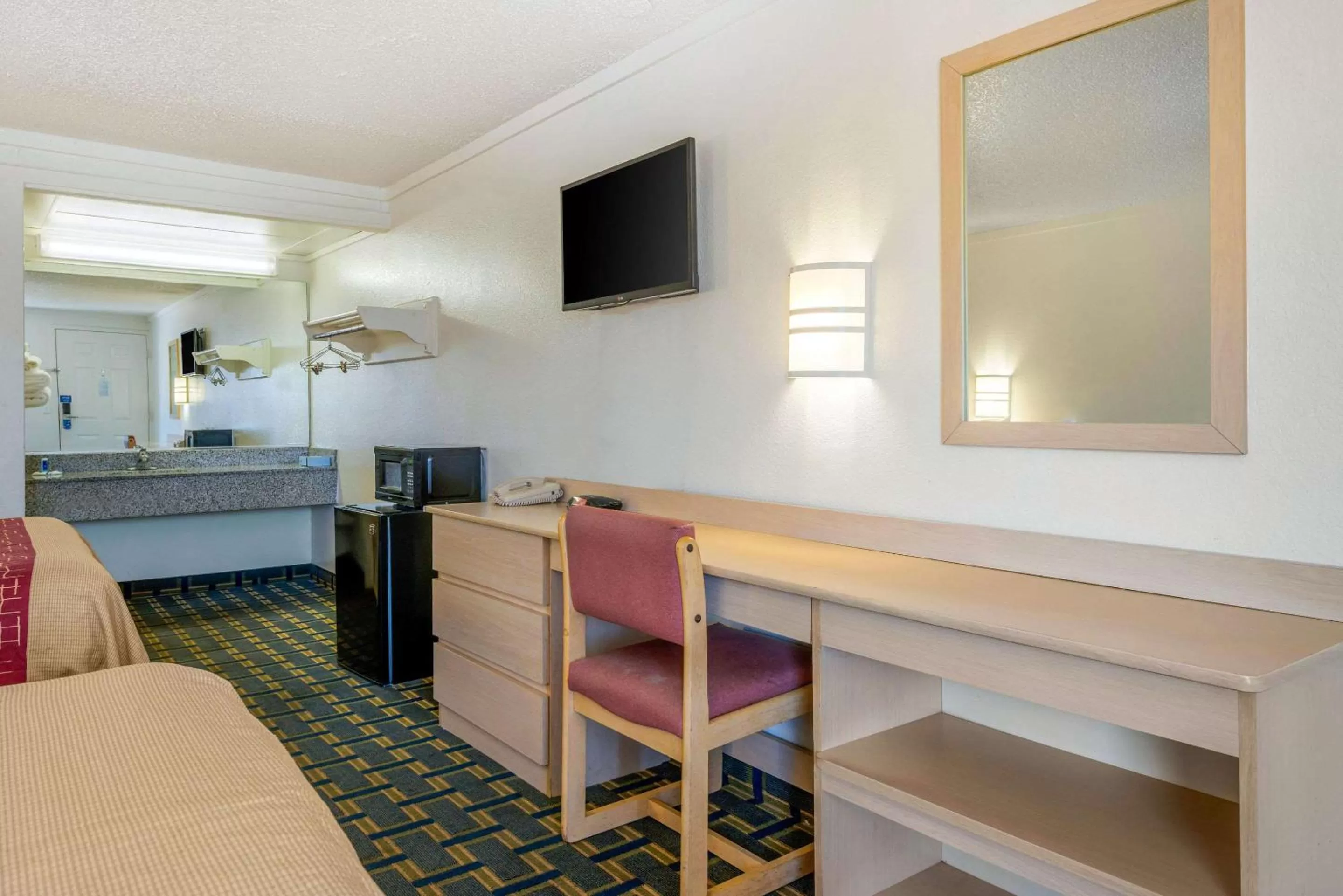 Photo of the whole room, TV/Entertainment Center in Rodeway Inn Hilliard/Columbus