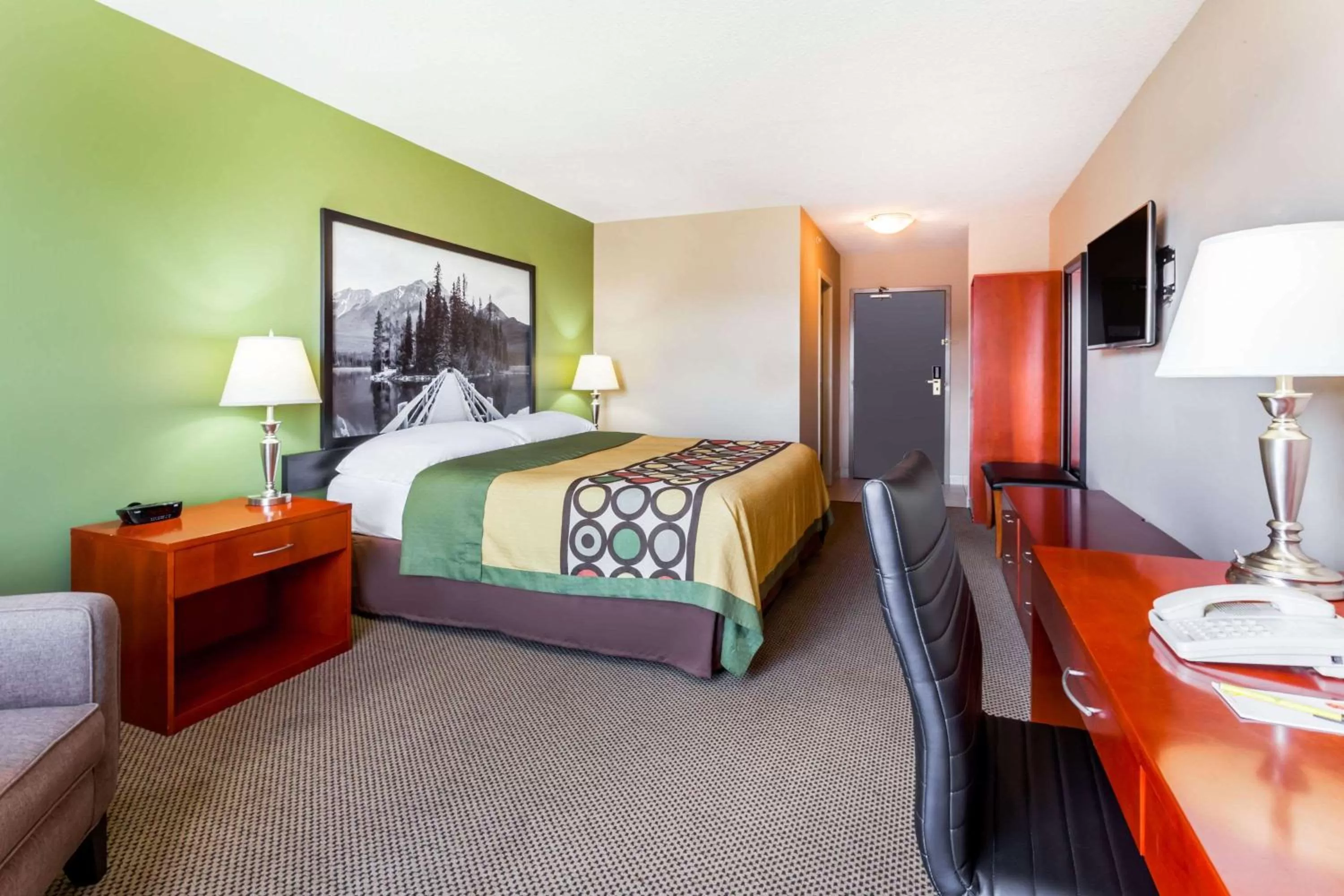 Photo of the whole room, Bed in Super 8 by Wyndham Sherwood Park/Edmonton Area