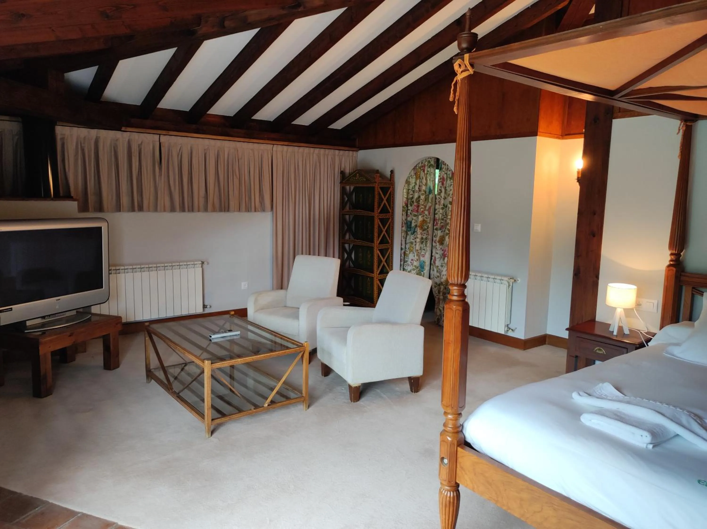 Bedroom, Bed in Viviendas Rurales El Covaju