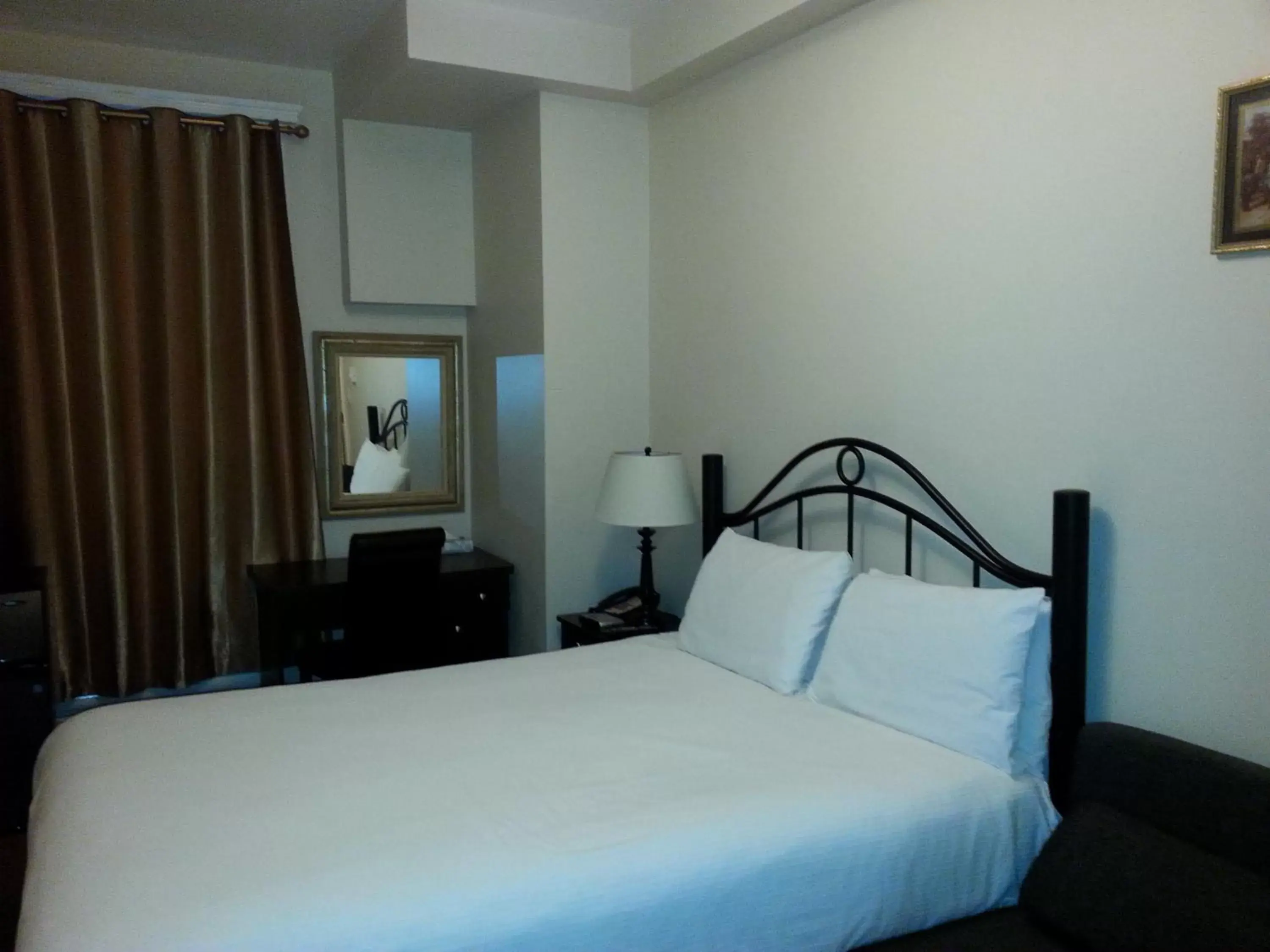 Bedroom, Bed in Barclay Hotel Bedroom, Bed in Barclay Hotel