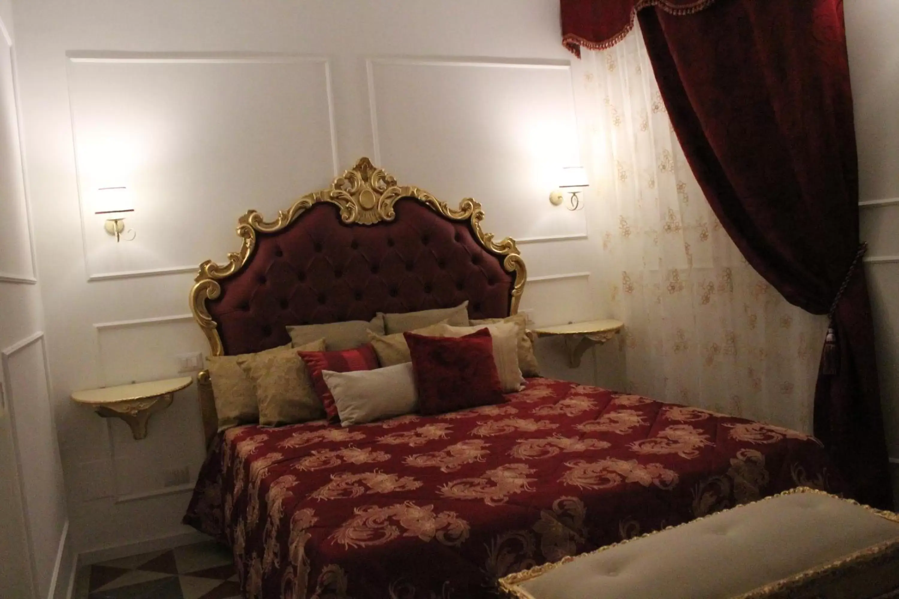 Bed in DONNA LUCREZIA b&b Boutique Hotel Style