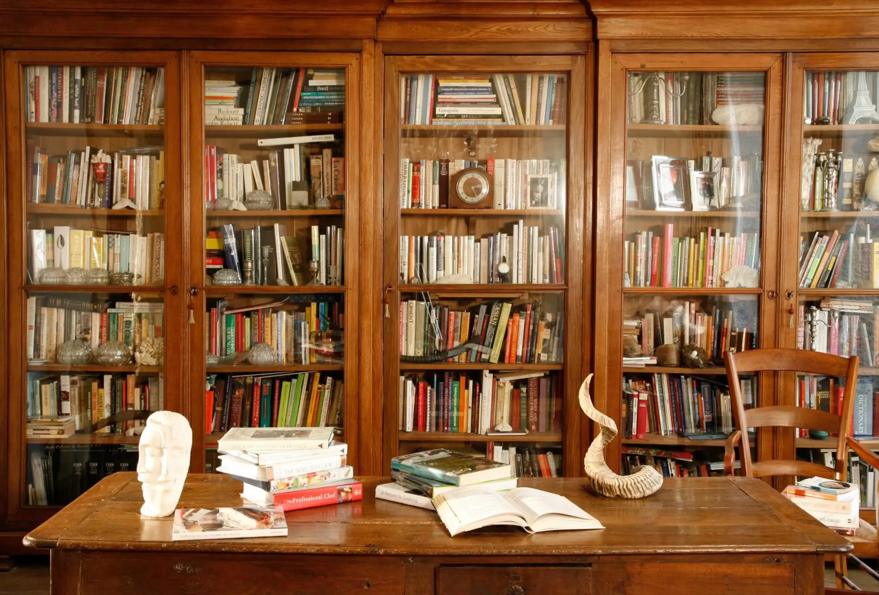 Decorative detail, Library in La Porte Rouge - The Red Door Inn