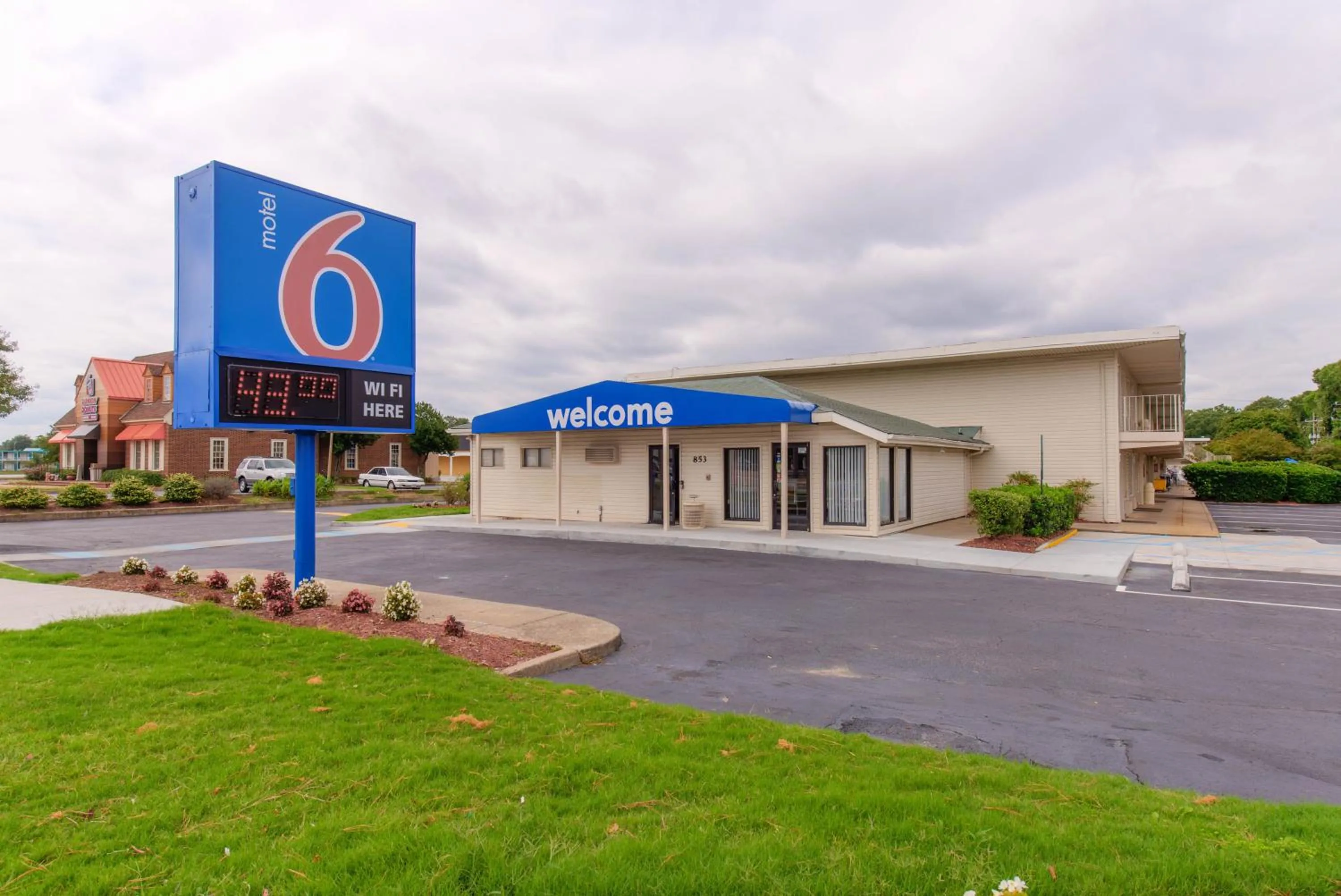 Property building in Motel 6-Norfolk, VA
