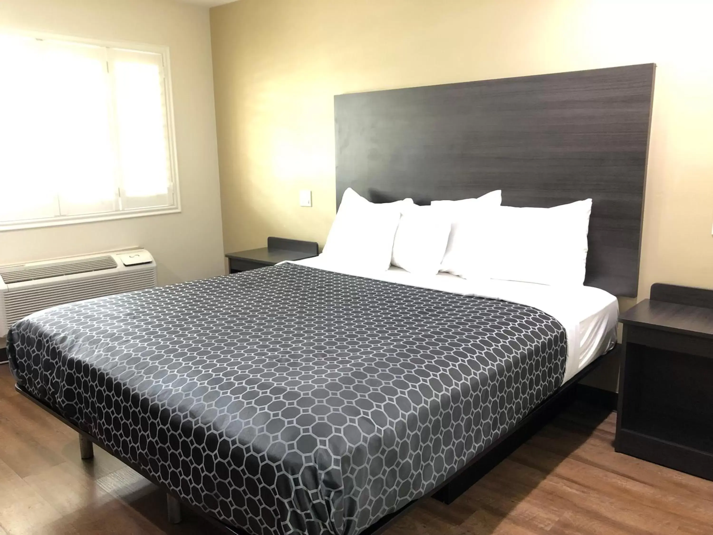 Bed in Simply Home Inn & Suites - Riverside
