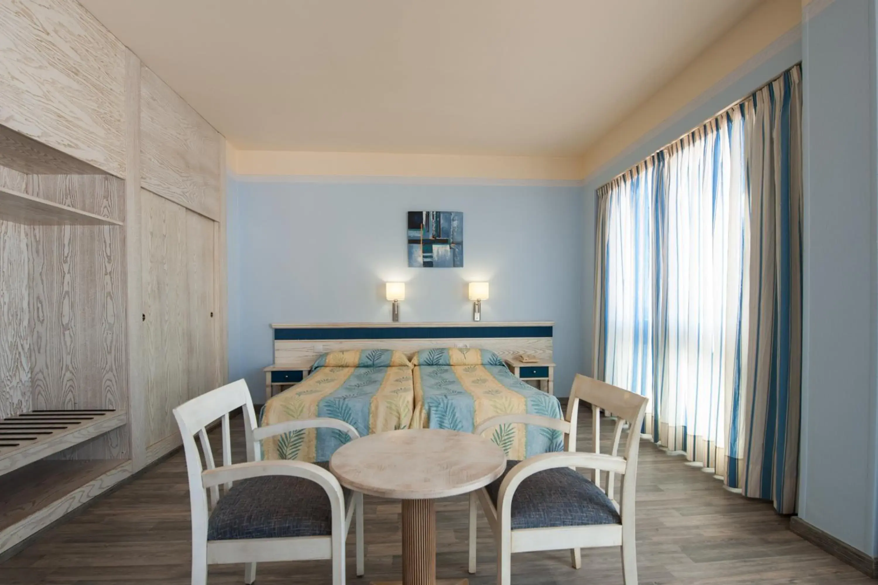 Bed, Dining Area in Colon Playa