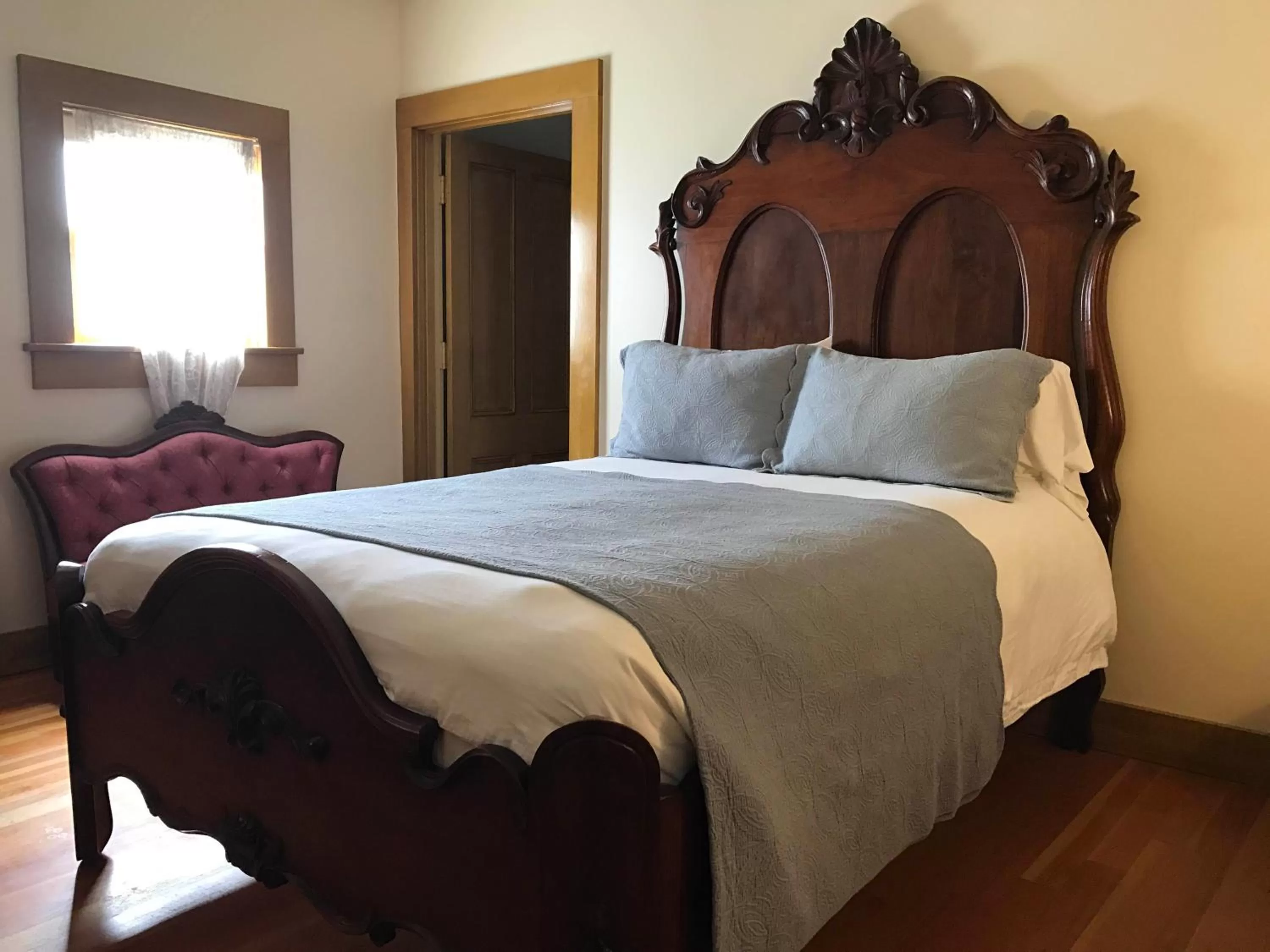 Photo of the whole room, Bed in Cosmopolitan Hotel