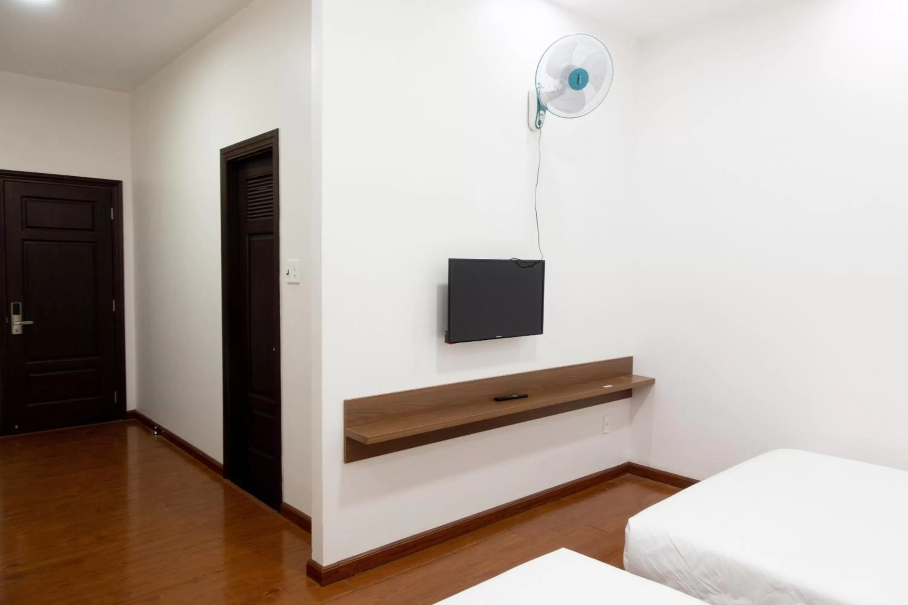 Communal lounge/ TV room, TV/Entertainment Center in Sky Hotel - Dalat Vania