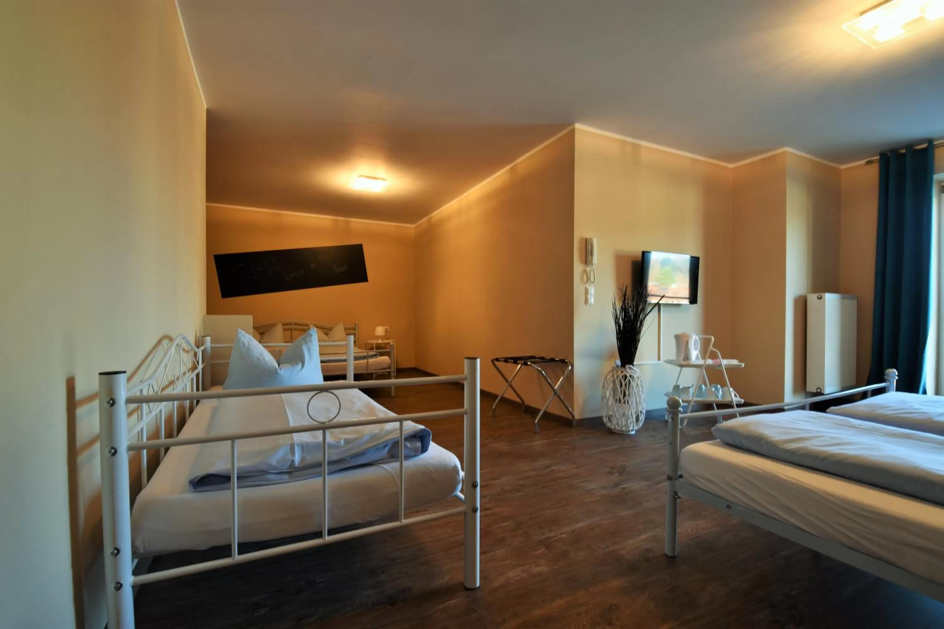 Photo of the whole room, Bed in Motel Füssen im Allgäu