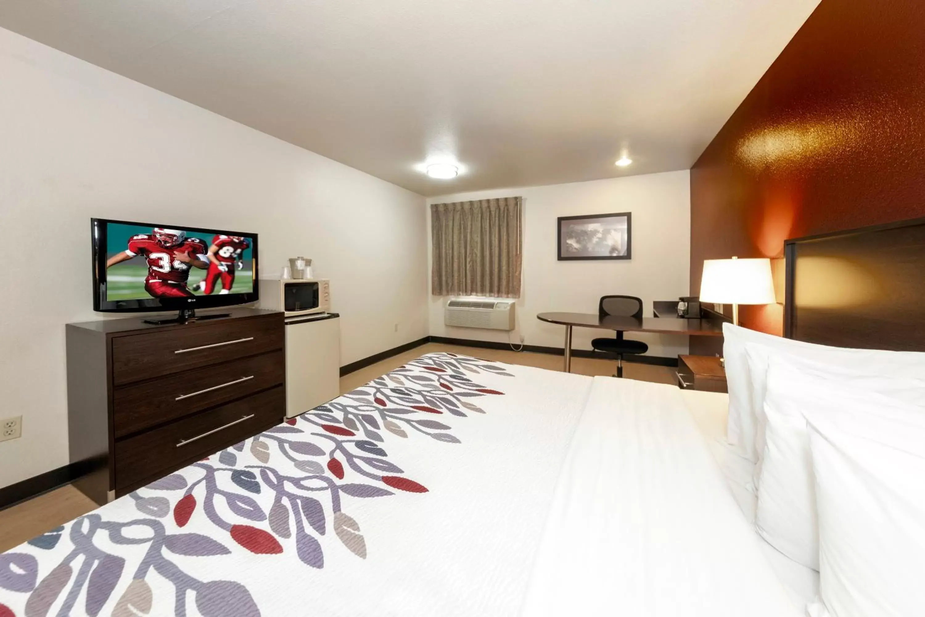 Bedroom, TV/Entertainment Center in Red Roof Inn St. Robert - Leonard Wood