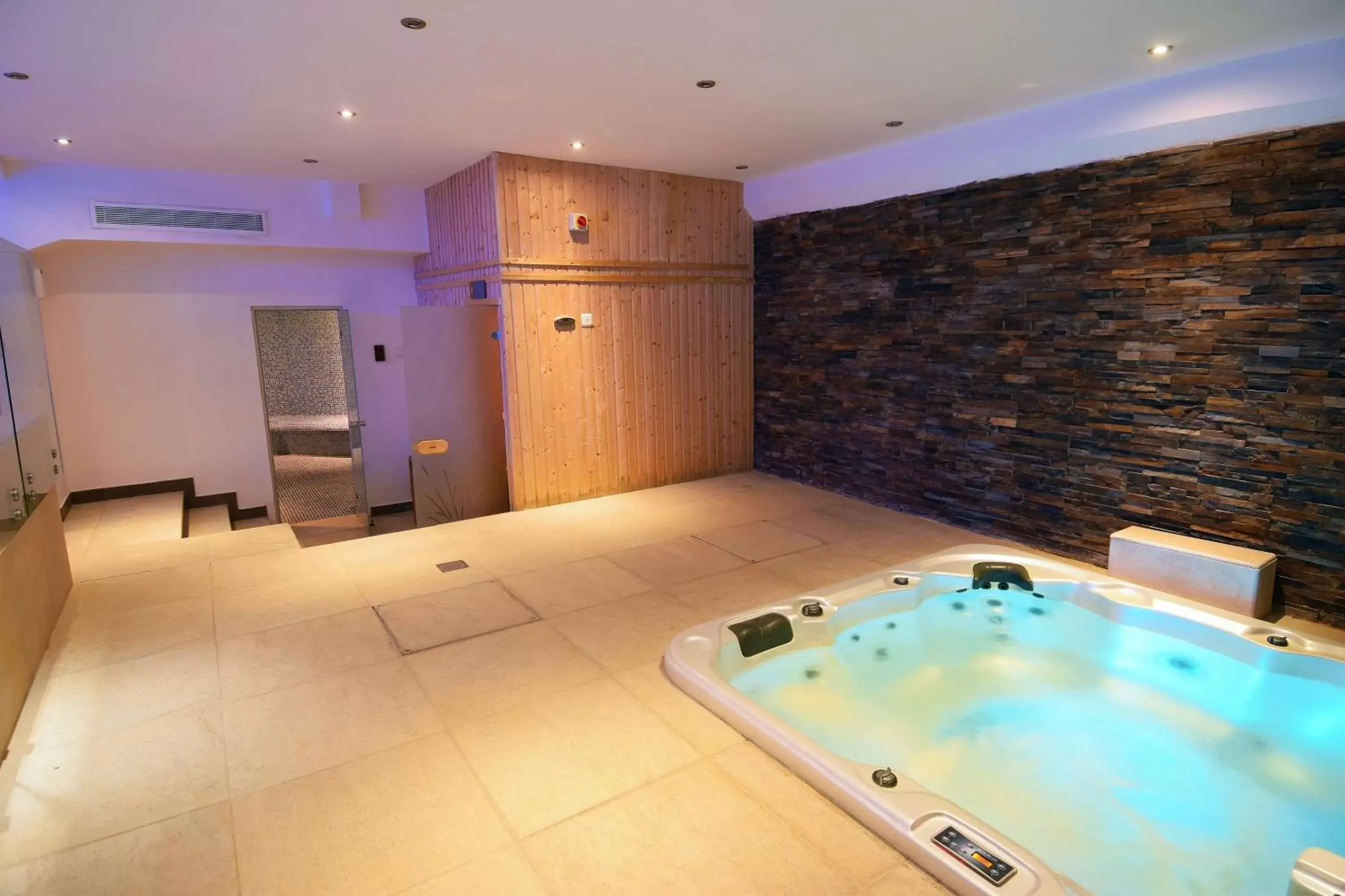 Fitness centre/facilities in Best Western Plus Fursan Fitness centre/facilities in Best Western Plus Fursan