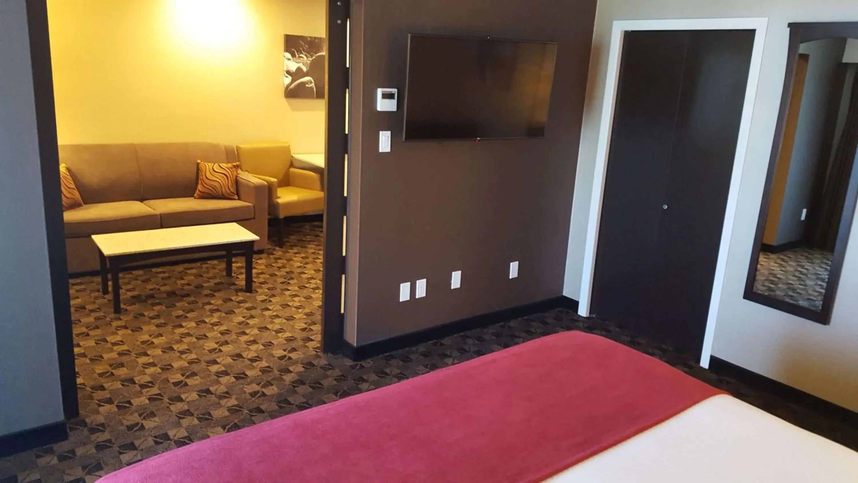 Photo of the whole room, TV/Entertainment Center in Best Western Northgate Inn