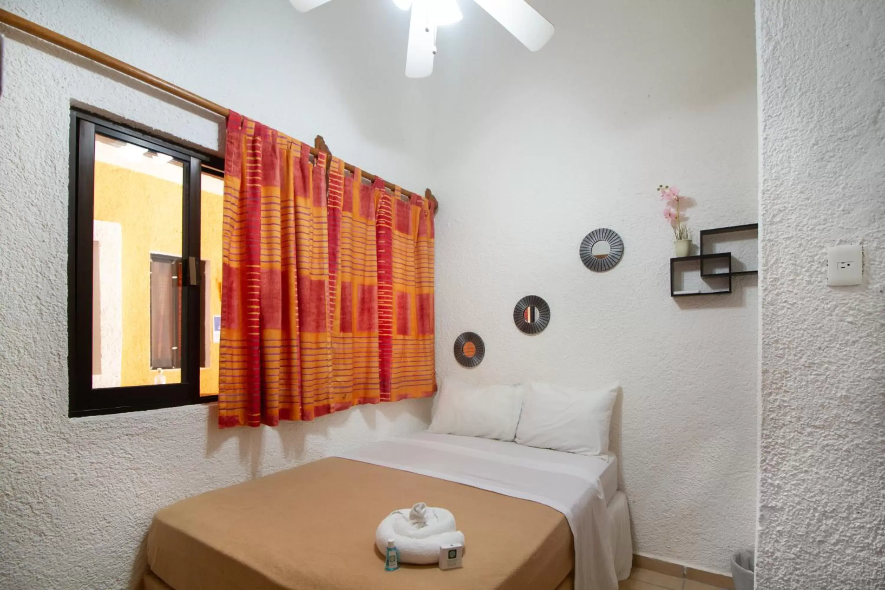 Caribbean Room shared bathroom in Hotel Bosque Caribe, 5th Av. zone