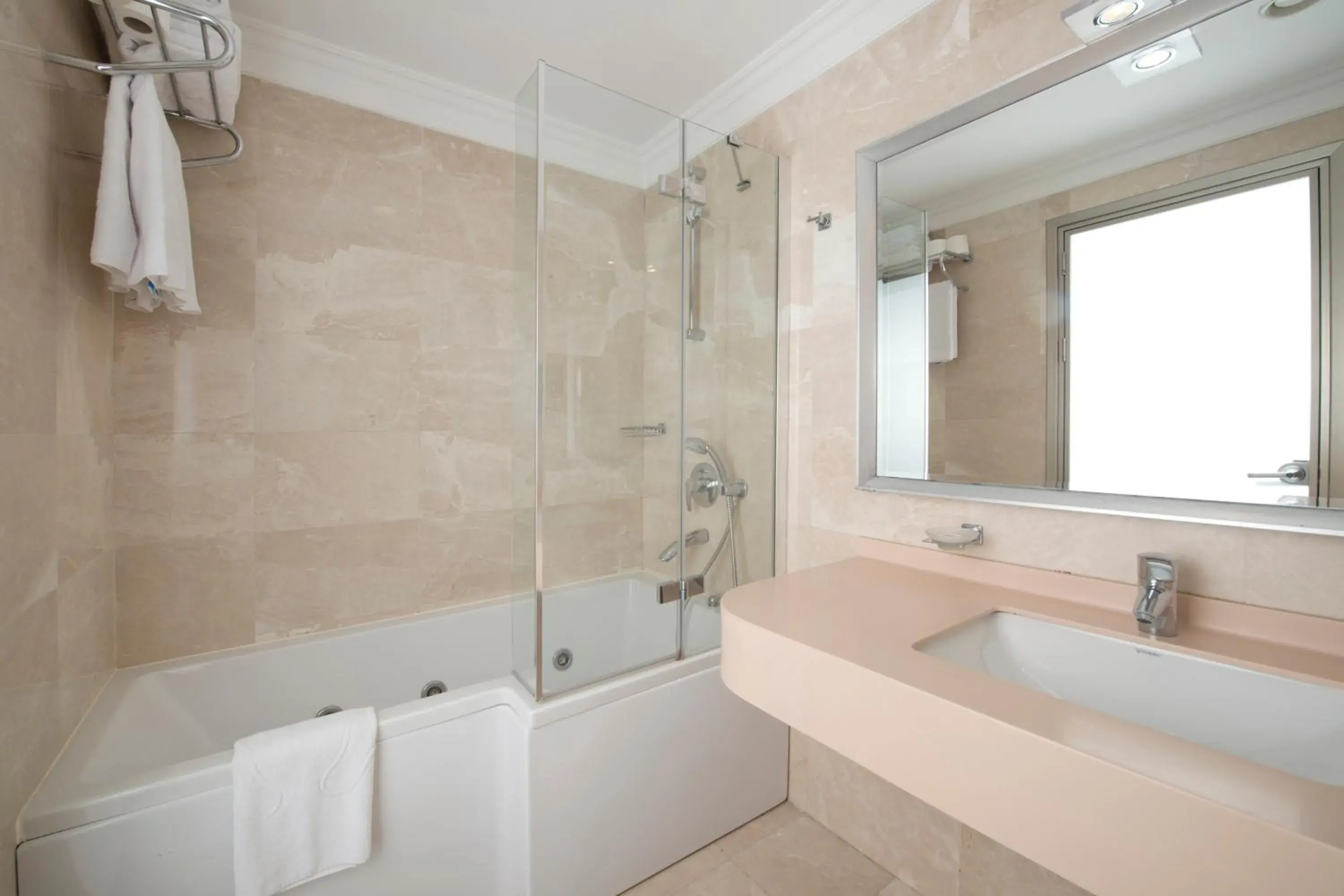 Shower, Bathroom in Emporium Hotel