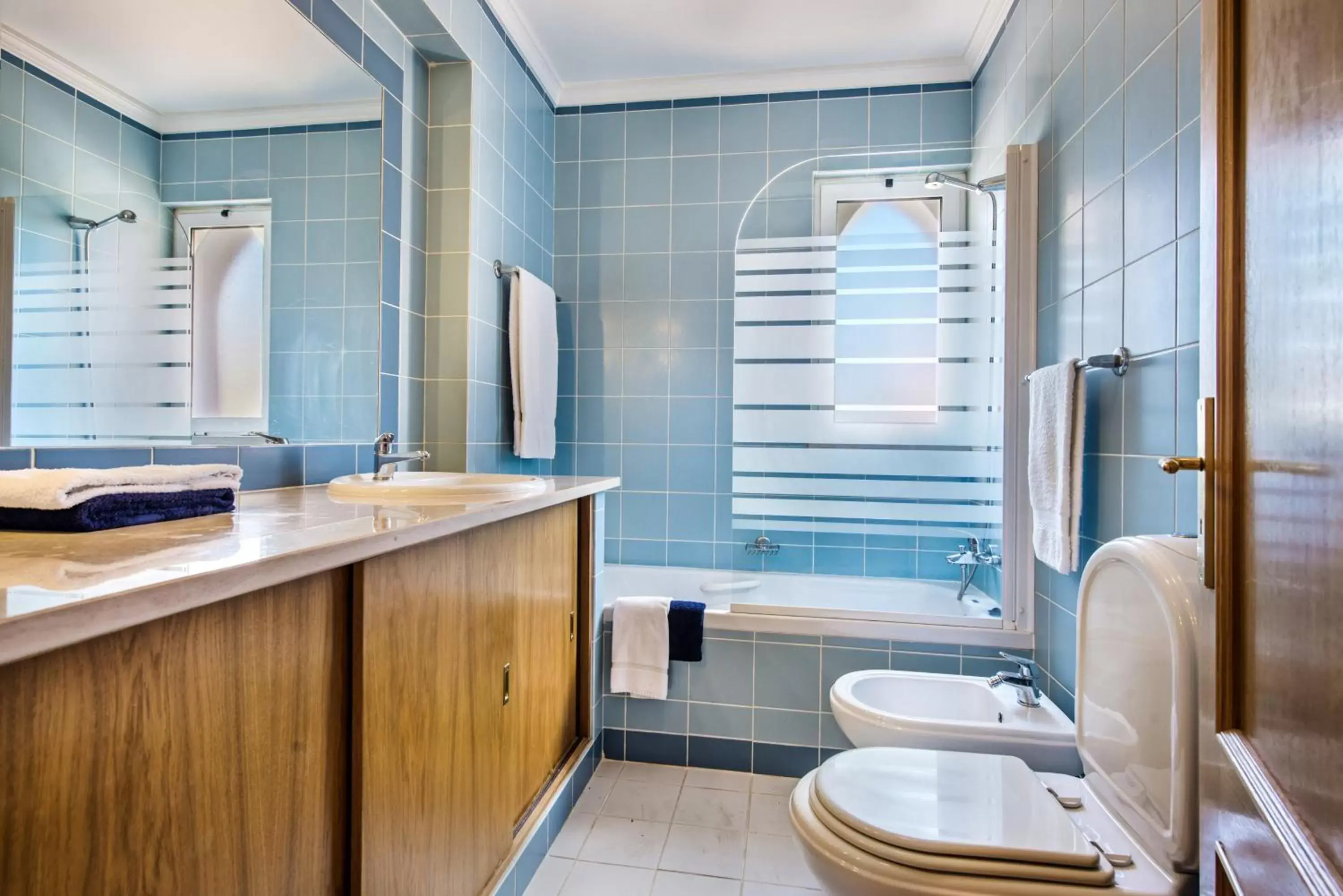 Bathroom in Jardim da Meia Praia Resort