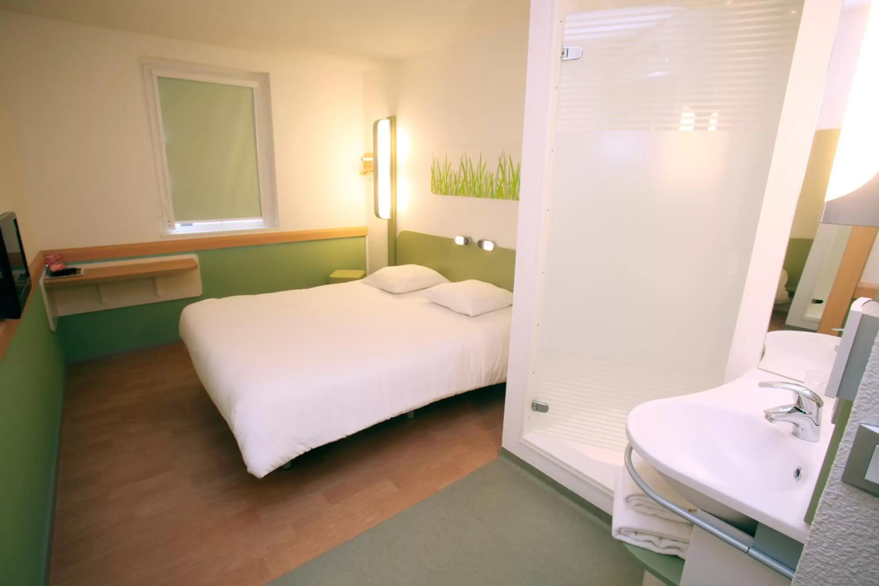 Bed, Bathroom in Ibis Budget Nantes Reze Aeroport