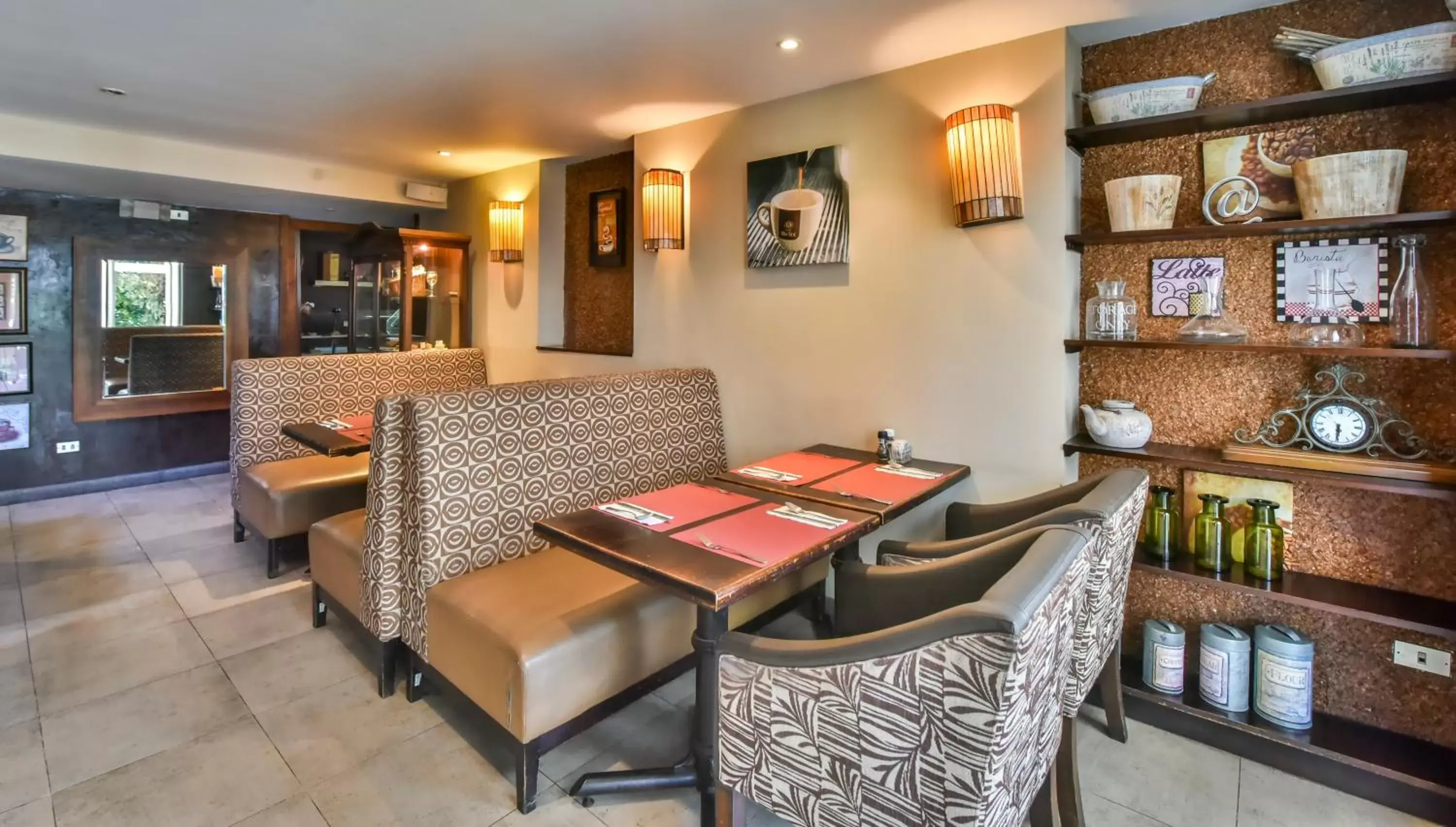 Dining area, Lounge/Bar in La Riviera Hotel