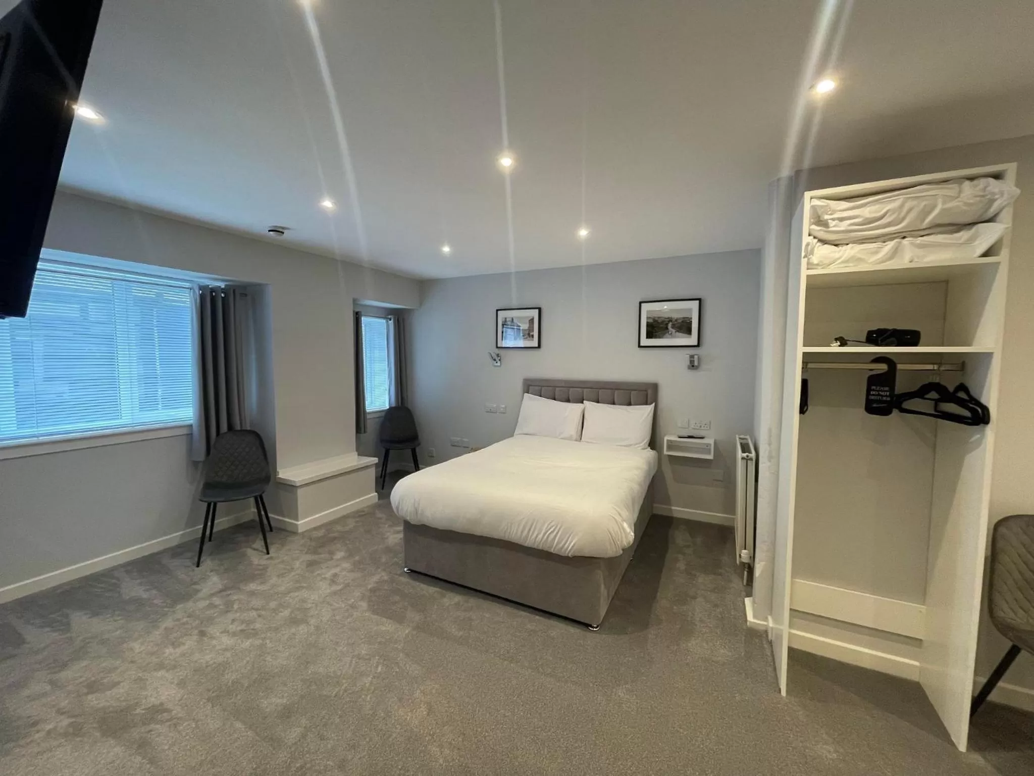 Bedroom, Bed in Airlie Arms Hotel